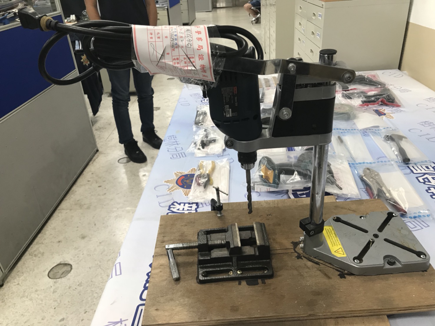 賴嫌利用朋友的洗車廠當住處，卻在住處以工具改造槍支。（翻攝畫面）