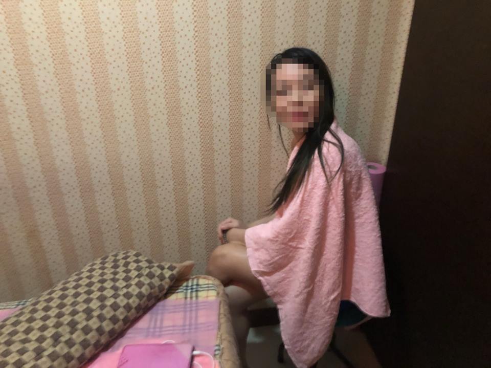 衣不蔽體圍著毛巾遭逮的越南籍「月亮仙子」范姓賣淫女子。（警方提供）