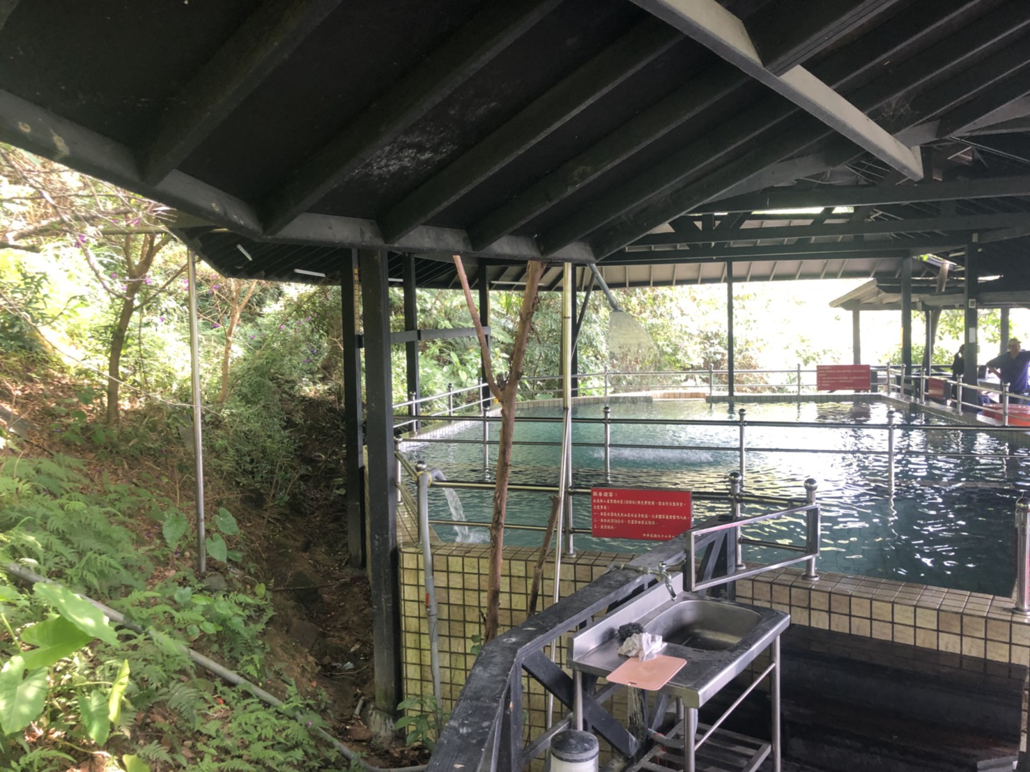 3歲男童參加幼兒園校外教學時，不明原因掉落民宿餐廳裡的游泳池，目前失去生命跡象，正在醫院搶救中。（翻攝畫面）