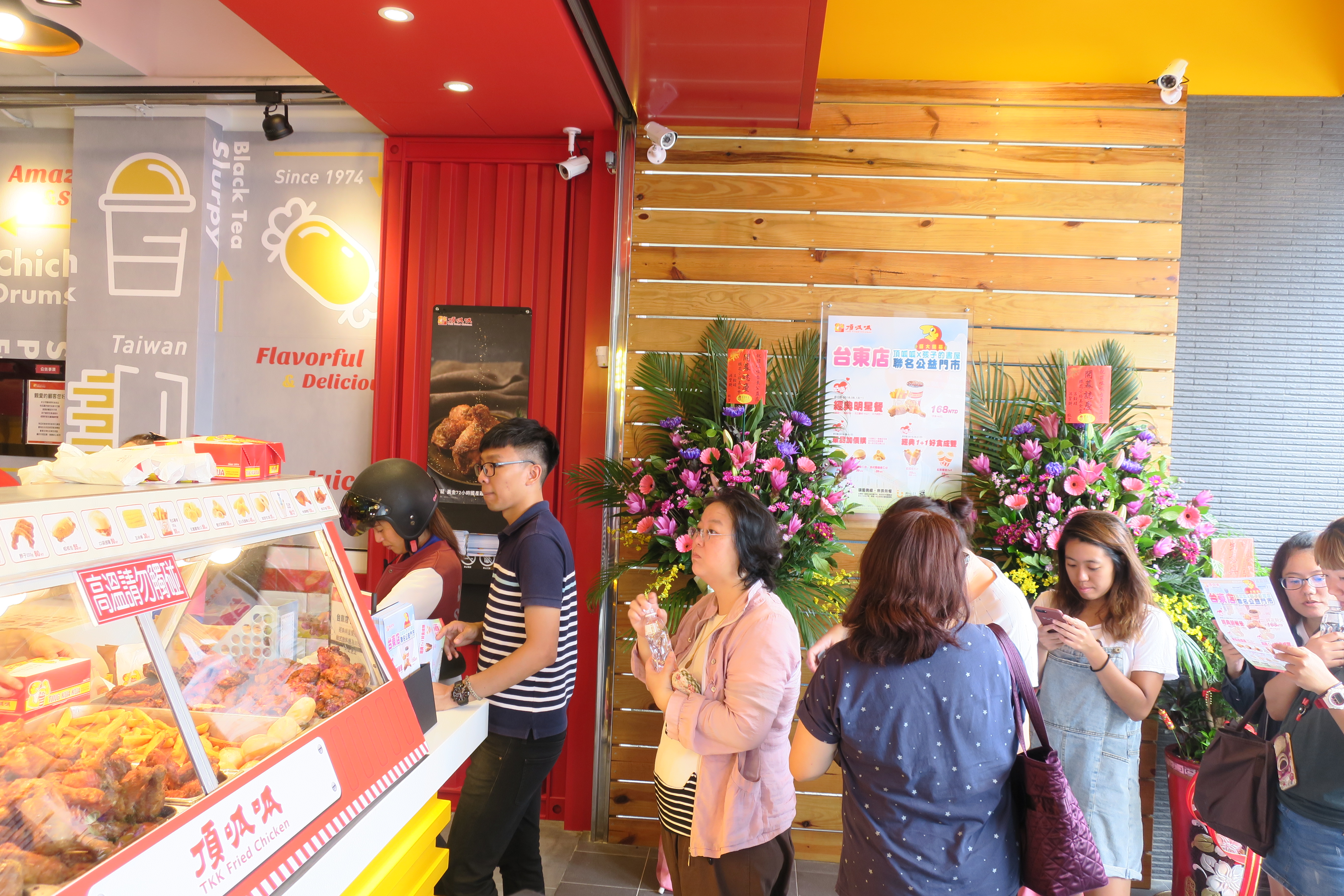 頂呱呱台東公益門市今開幕，排隊人潮從門市綿延至騎樓。