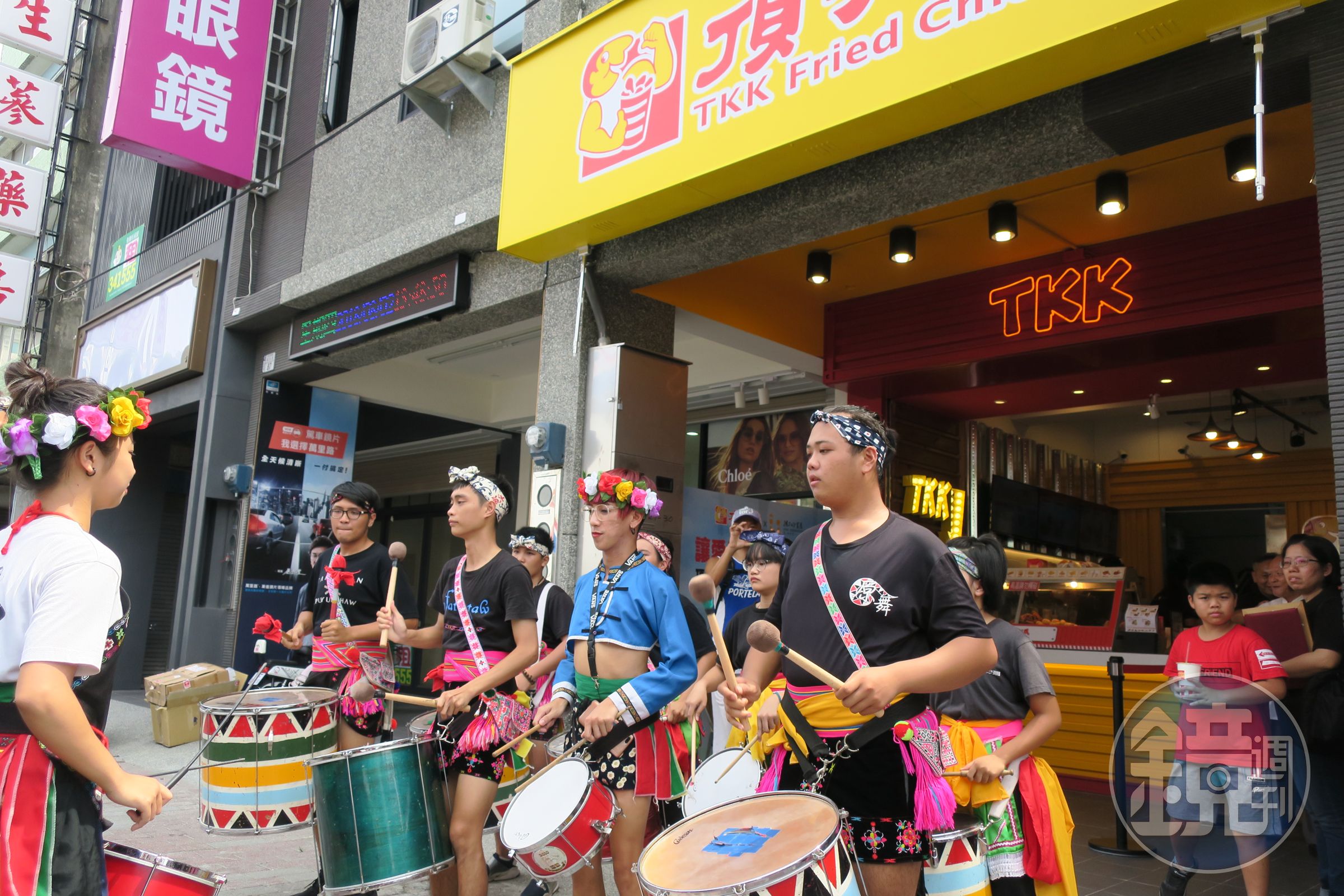 高山舞集文化藝術服務團今參加頂呱呱台東公益門市開幕活動。