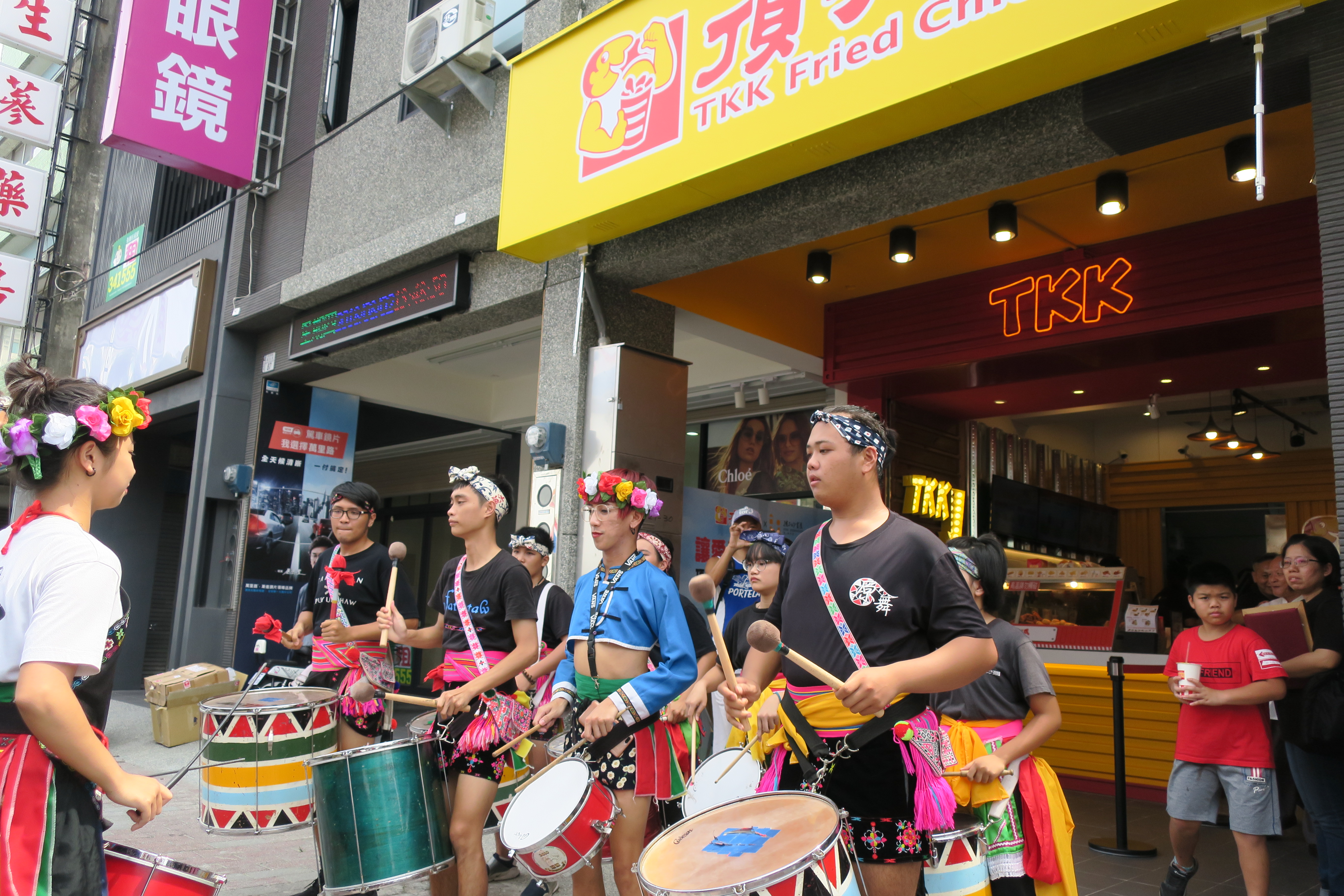 高山舞集文化藝術服務團今參加頂呱呱台東公益門市開幕活動。