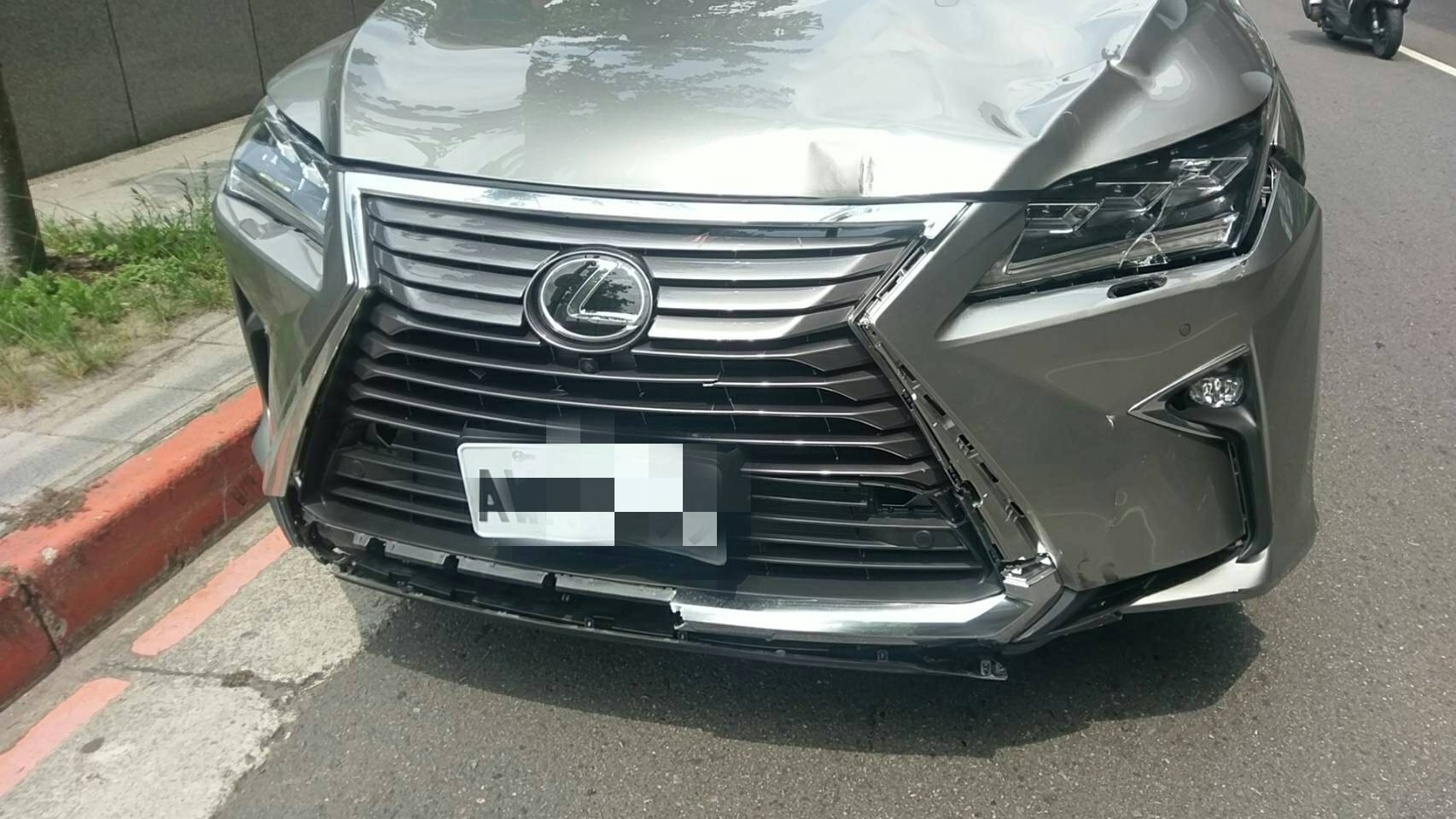 肇事後停靠路旁的銀色凌志 LEXUS休旅車。（警方提供）