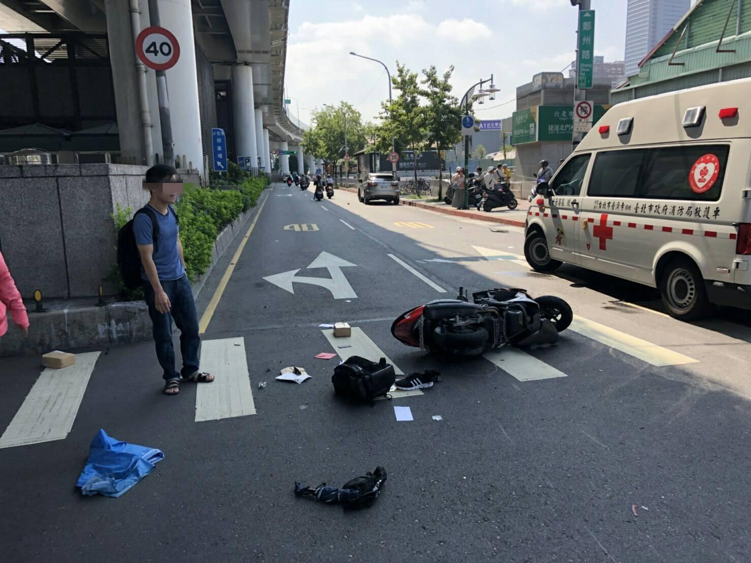 王姓工程師的機車物品散落一地。（警方提供）
