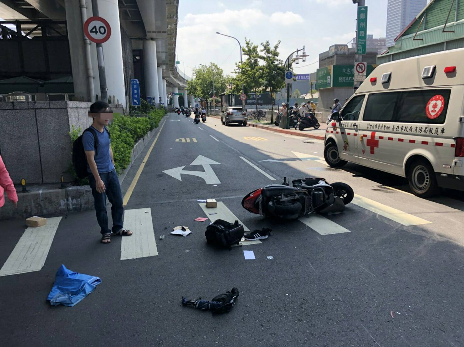 王姓工程師的機車物品散落一地。（警方提供）