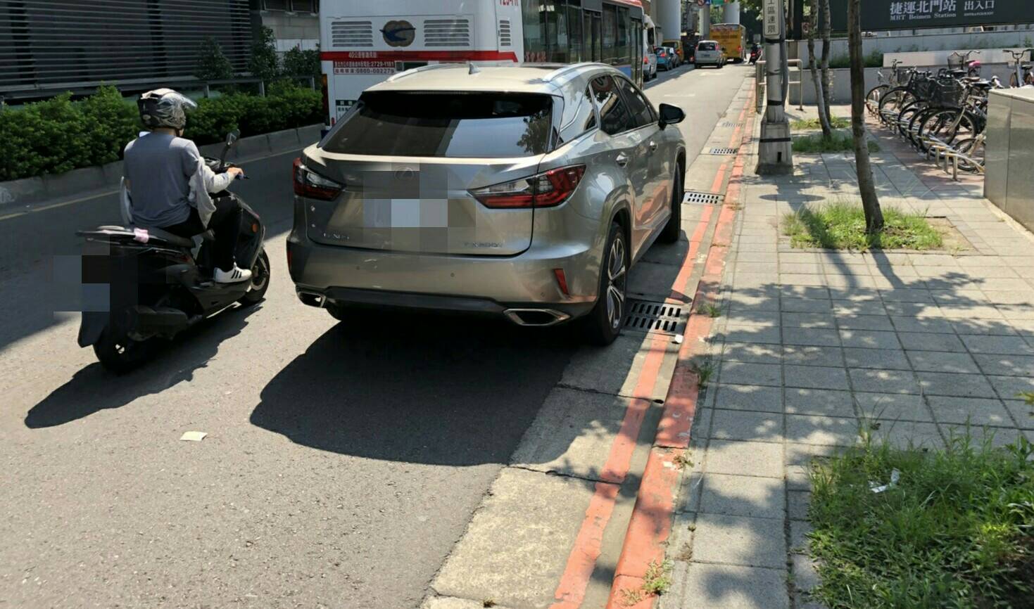 肇事後停靠路旁的銀色凌志 LEXUS休旅車。（警方提供）
