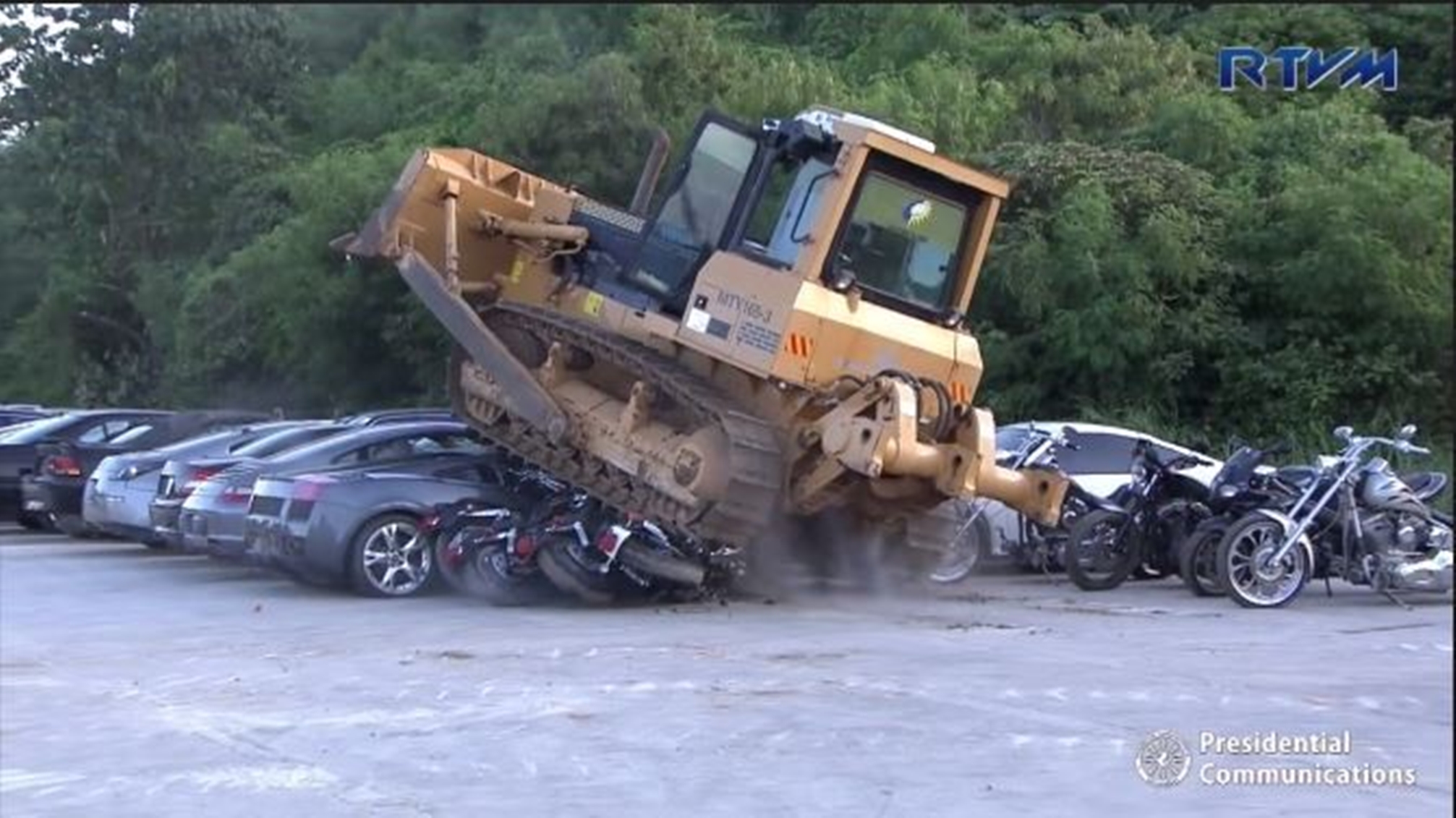 一整排要價不菲的名車，隨著推土機毫不留情的輾壓，通通化為廢鐵。（截取自youtube）