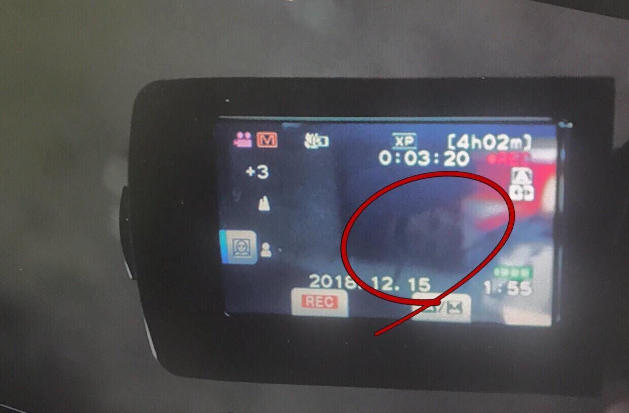 男主角鄒承恩劇中所持的DV,被剪接師發現意外拍到「臉孔」。(華影國際提供)