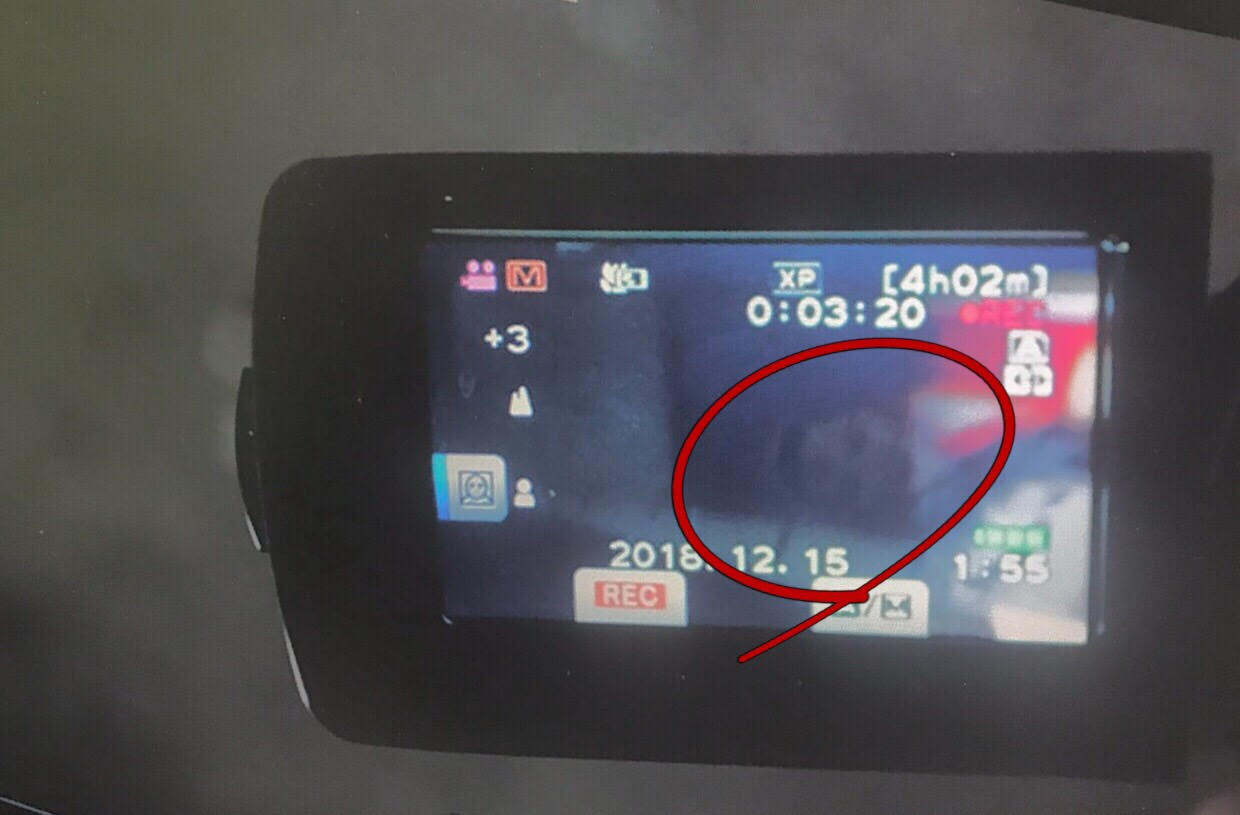 男主角鄒承恩劇中所持的DV,被剪接師發現意外拍到「臉孔」。(華影國際提供)