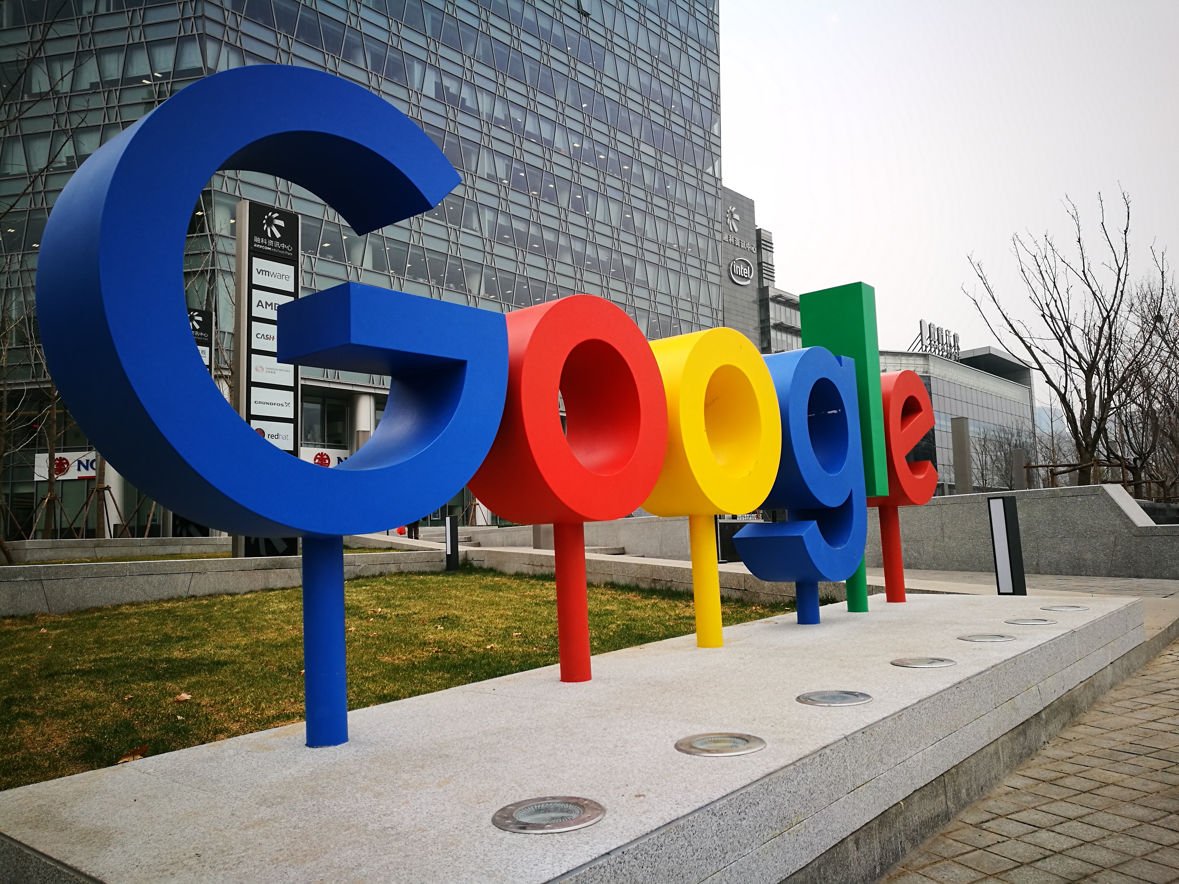 Google在北京中觀村北四環辦公室前豎立的企業標誌。（東方IC）