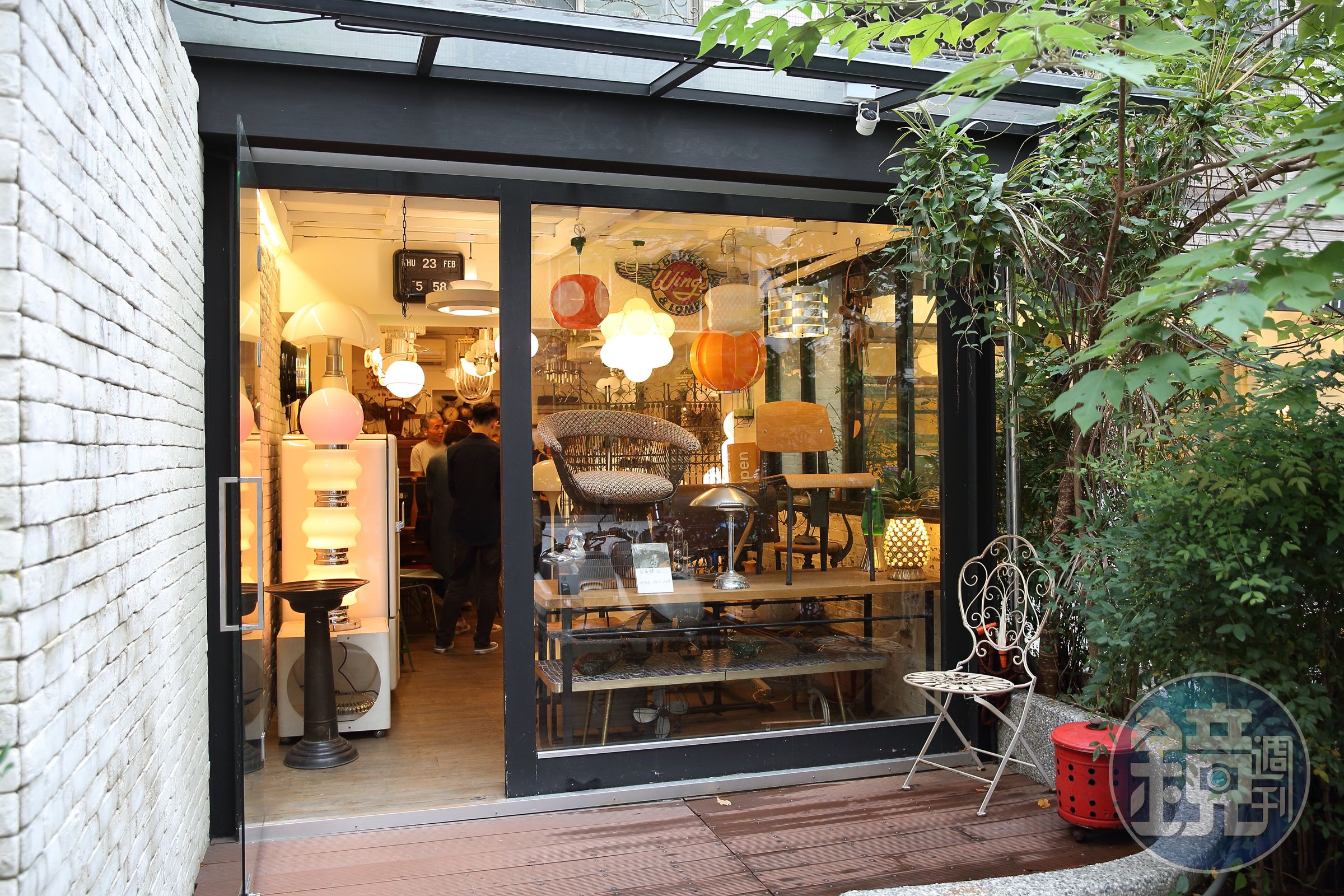 位於安和路的Uncle Jack’s古董家飾店，蒐羅各式各樣從美國與歐洲的西洋古董收藏品及各類設計新品，約為19世紀初期到20世紀初的家飾家具。