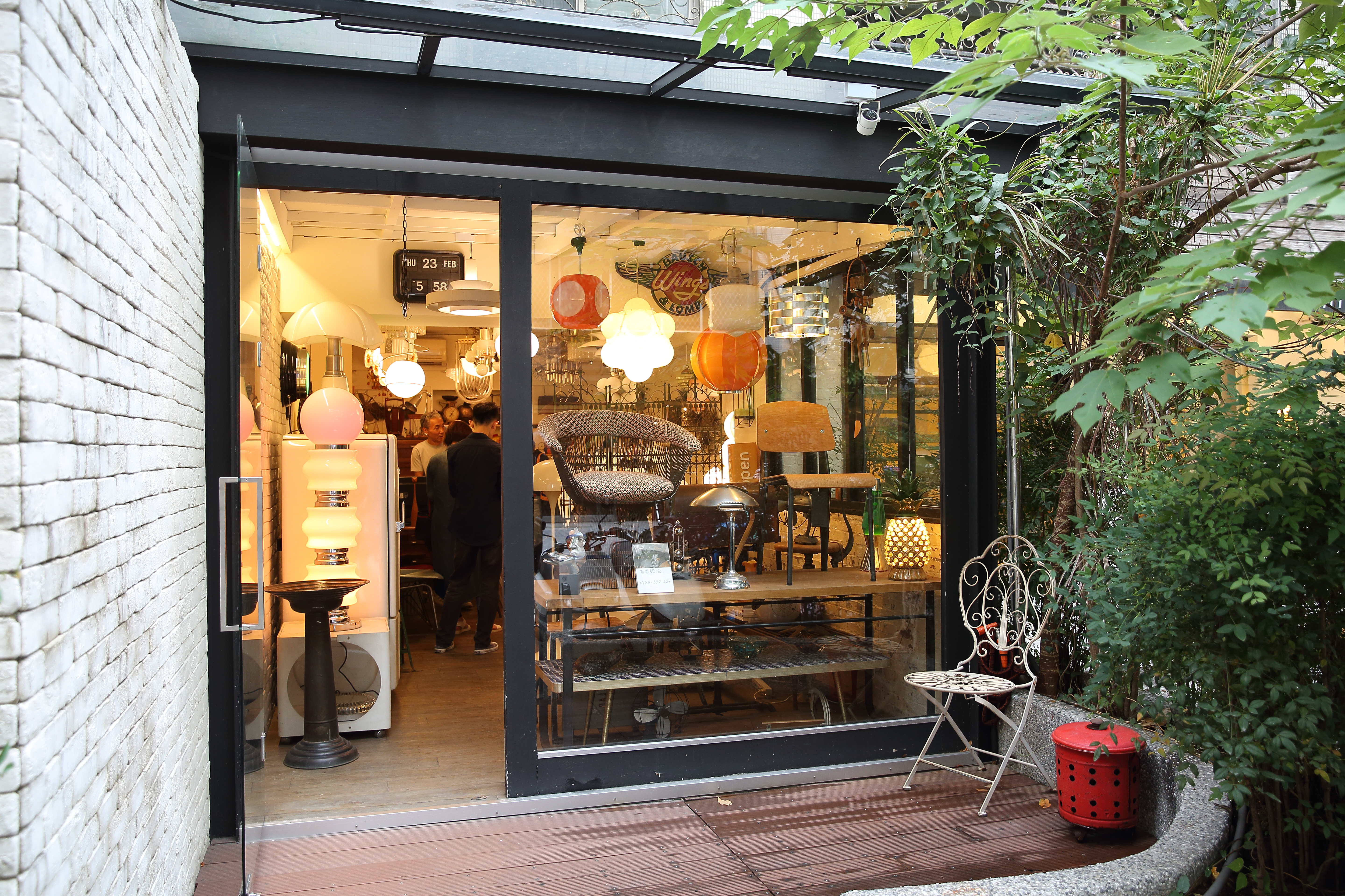 位於安和路的Uncle Jack’s古董家飾店，蒐羅各式各樣從美國與歐洲的西洋古董收藏品及各類設計新品，約為19世紀初期到20世紀初的家飾家具。