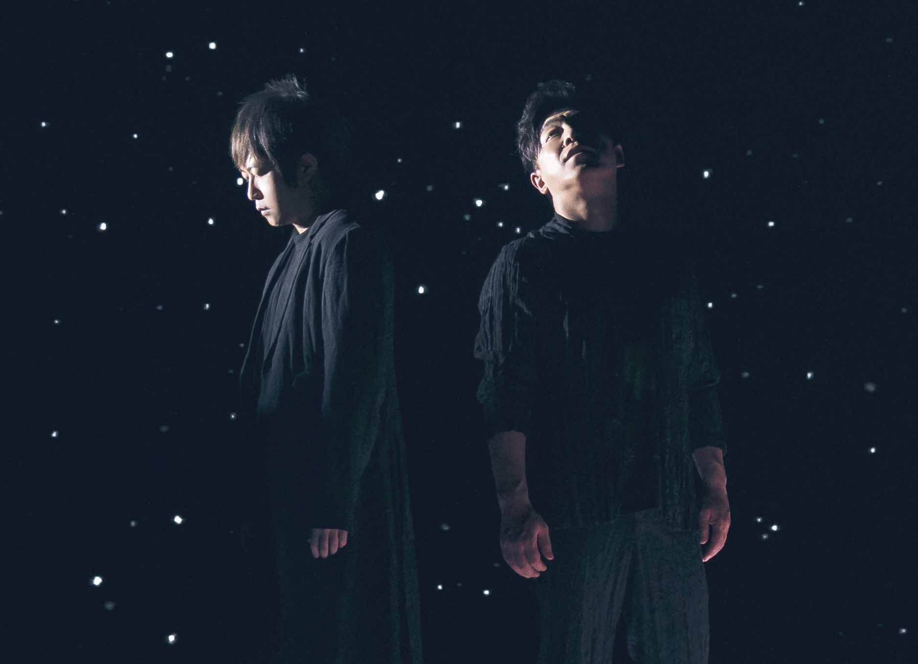 〈當每顆星星〉MV如夢似幻，阿信與黃渤穿著黑衣入鏡。（相信音樂提供）