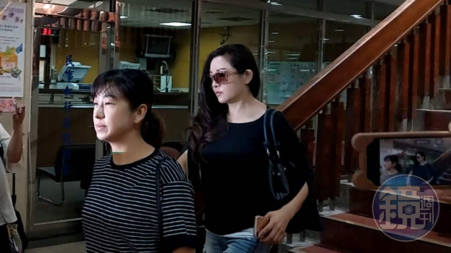 前立委蔡正元妻子洪菱霙（右）至台北地院出庭要求解除限制出境，未獲准許。