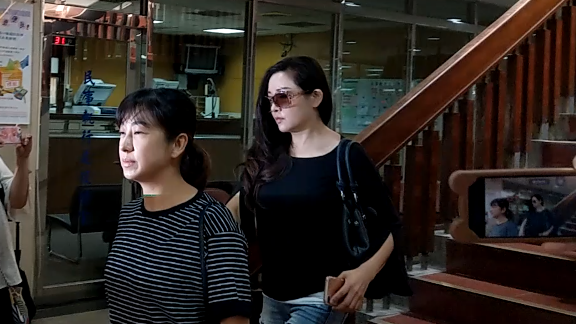 前立委蔡正元妻子洪菱霙（右）至台北地院出庭要求解除限制出境，未獲准許。