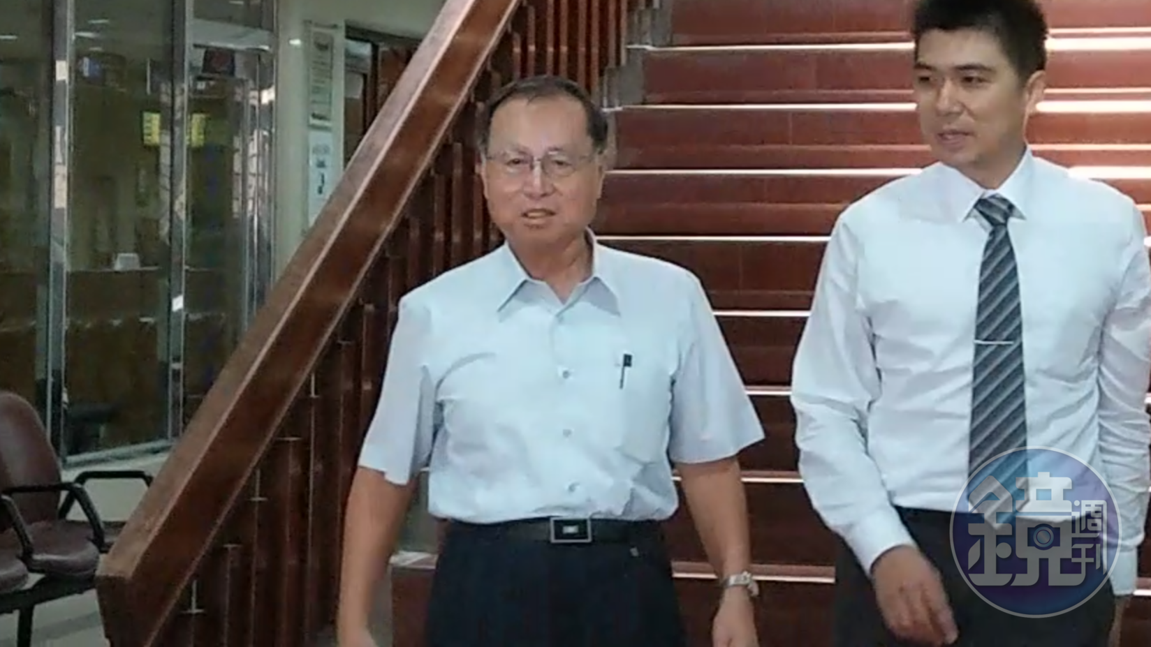 國民黨前行管會主委張哲琛（左）說，己在台灣買塔位，將在台灣終老，不會逃亡。