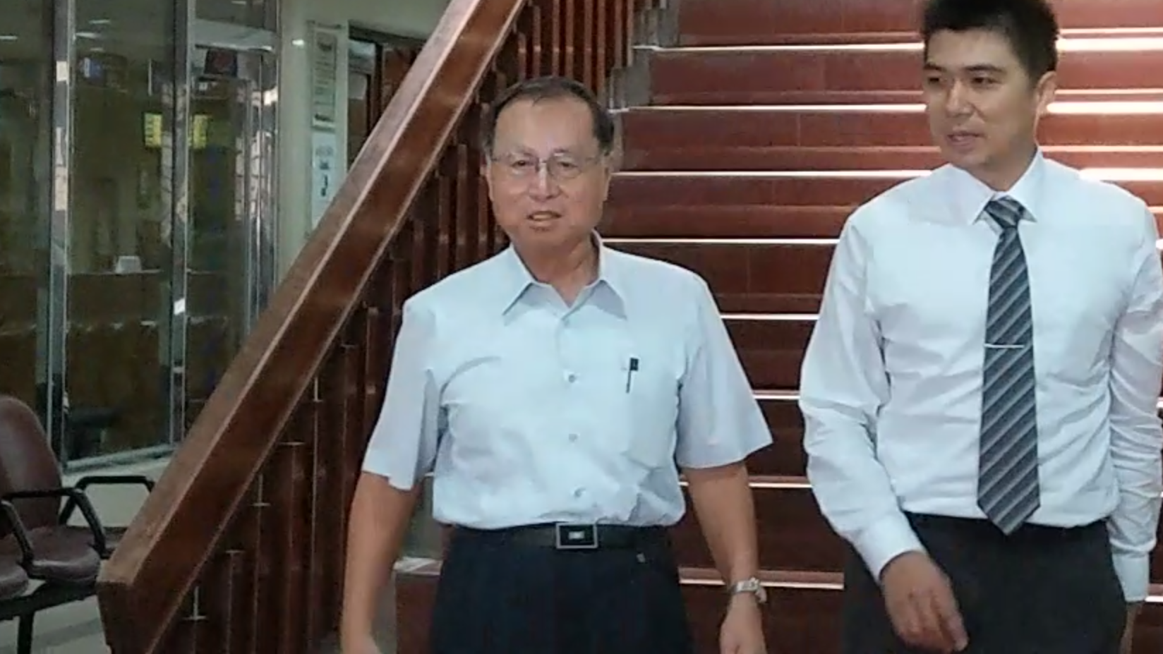 國民黨前行管會主委張哲琛（左）說，己在台灣買塔位，將在台灣終老，不會逃亡。