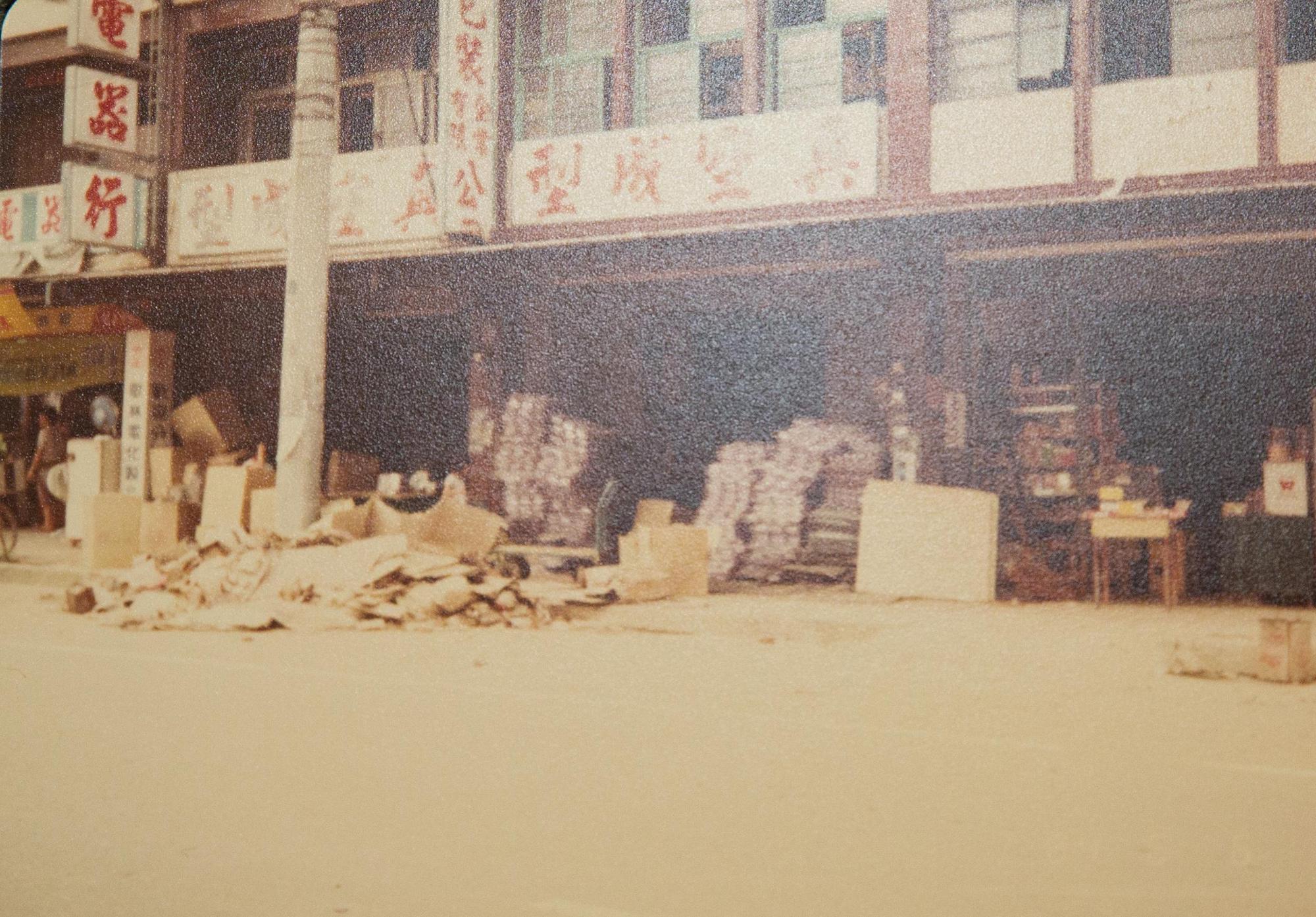 金元福創立初期屢遇水災，圖為1984年6月水災後，東西被沖出大門畫面。（金元福提供）