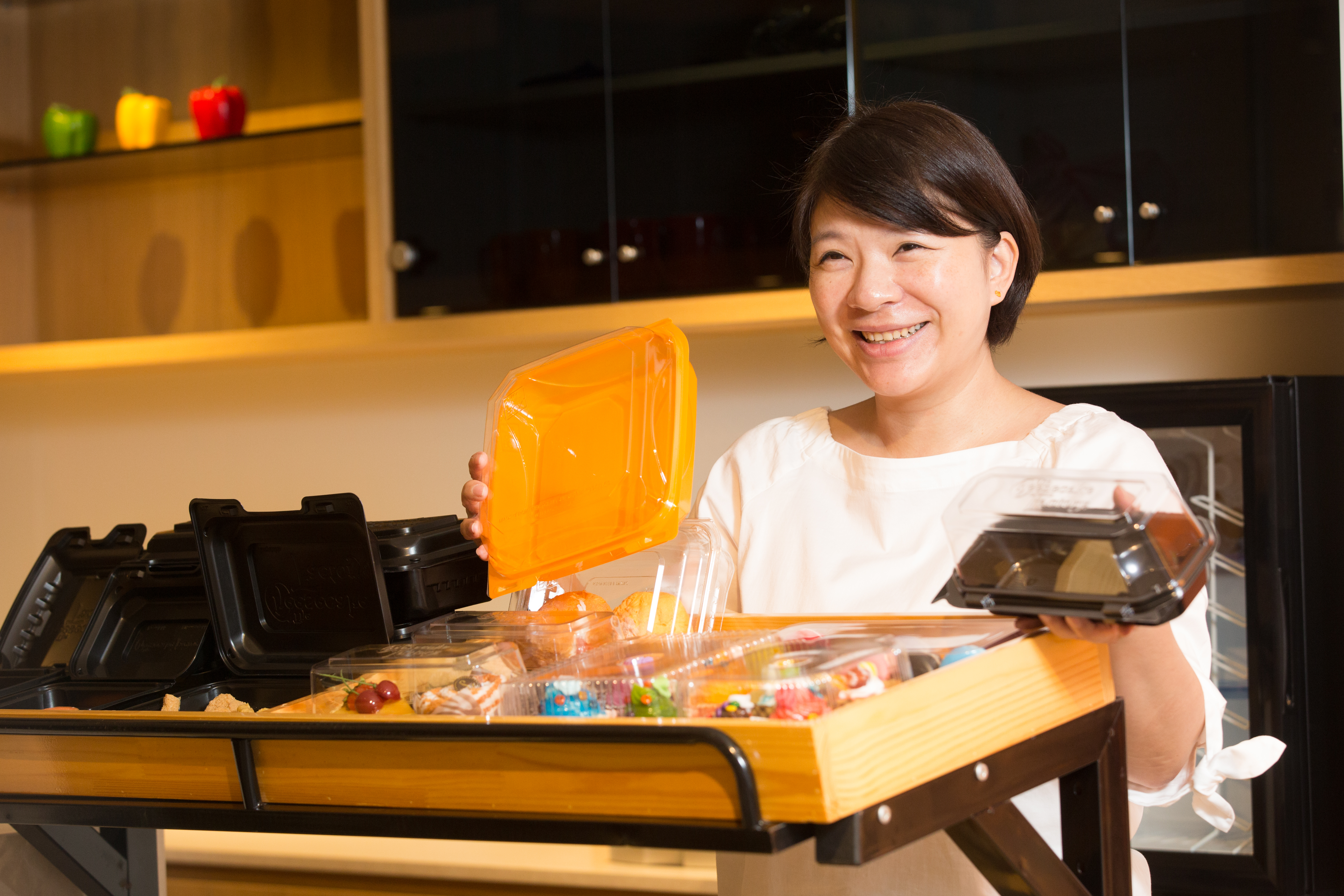 陳郁卉展示公司一體成型的雙色餐盒。