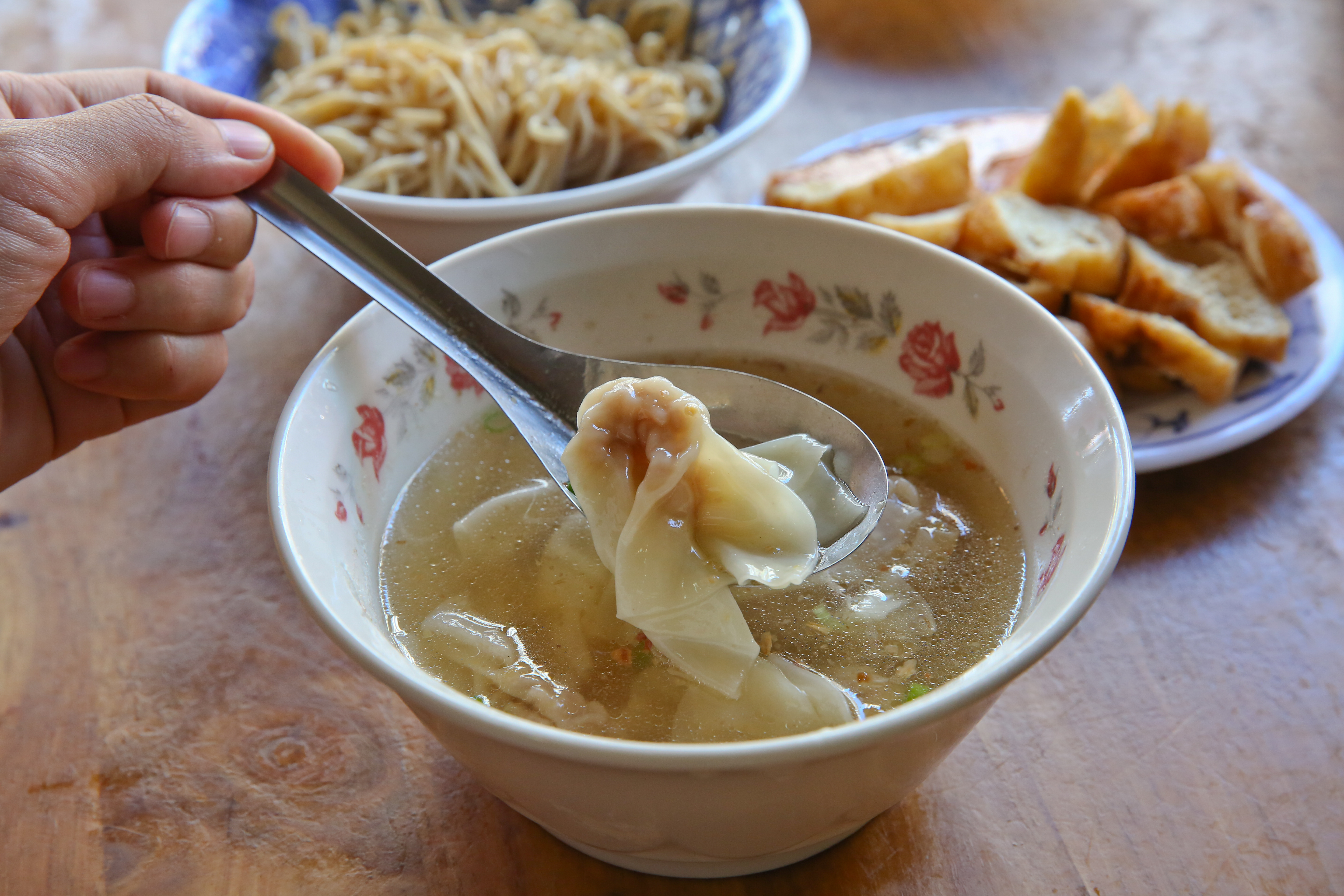 餛飩湯使用豬頭熬煮的湯頭、現包現煮的餛飩，和麻醬乾麵是必點組合，食來清淡有味，沒有過多調味料。（餛飩湯25元／小碗、麻醬乾麵25元／小碗）