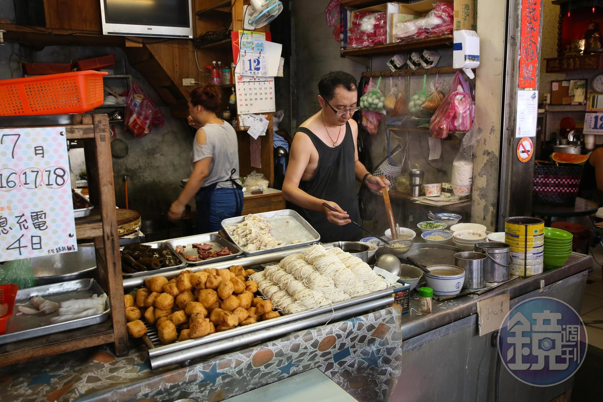 麵條、豆乾炸、粉腸一律擺在攤頭，是宜蘭麵店的老派作風。