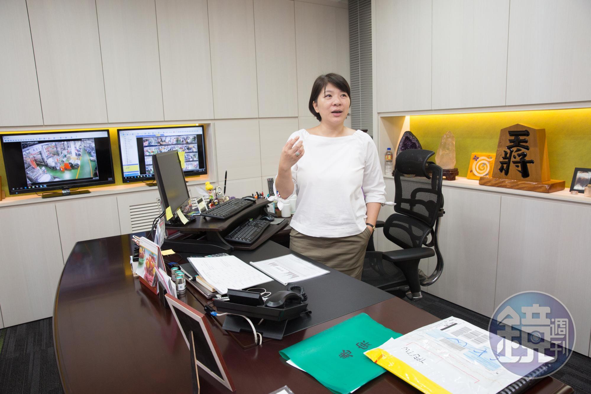 陳郁卉導入數位監視系統，即時關注3廠生產現況。