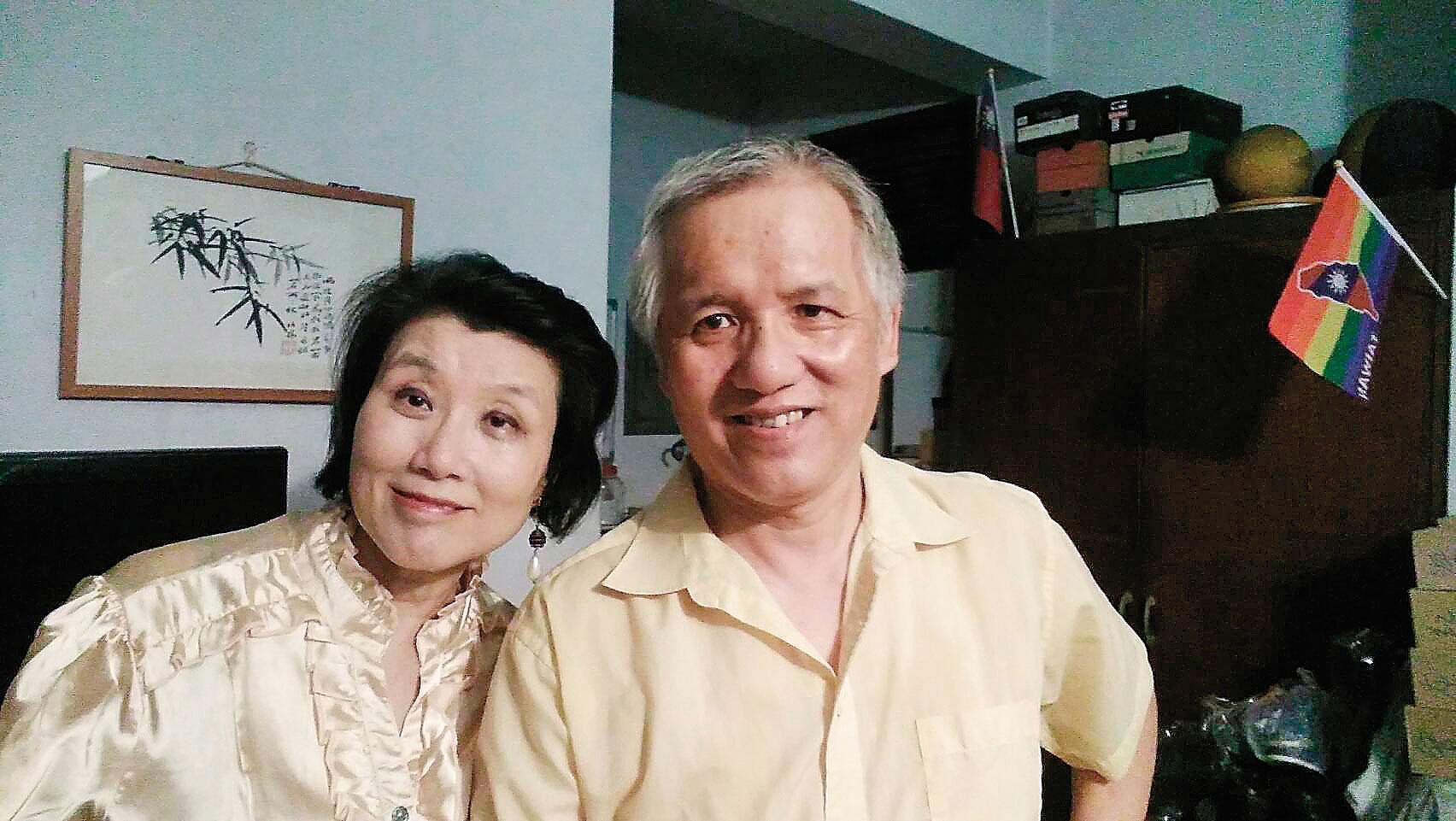 郭行知（右）的太太（左），人稱郭媽媽，2人長年支持同志運動，郭媽媽甚至在2011年創立亞洲第一個由同志父母親公開設立的同志團體—「同志父母愛心協會」。（郭行知提供）