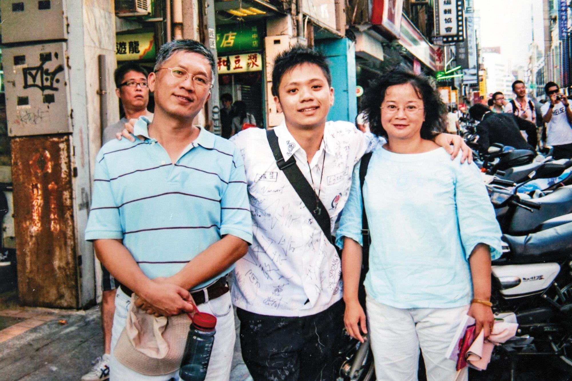 2009年，江文明（左）偕妻子（右）與兒子（中）參加第7屆同志大遊行，當年願意站上街頭支持同志孩子的父母非常少。（江文明提供）