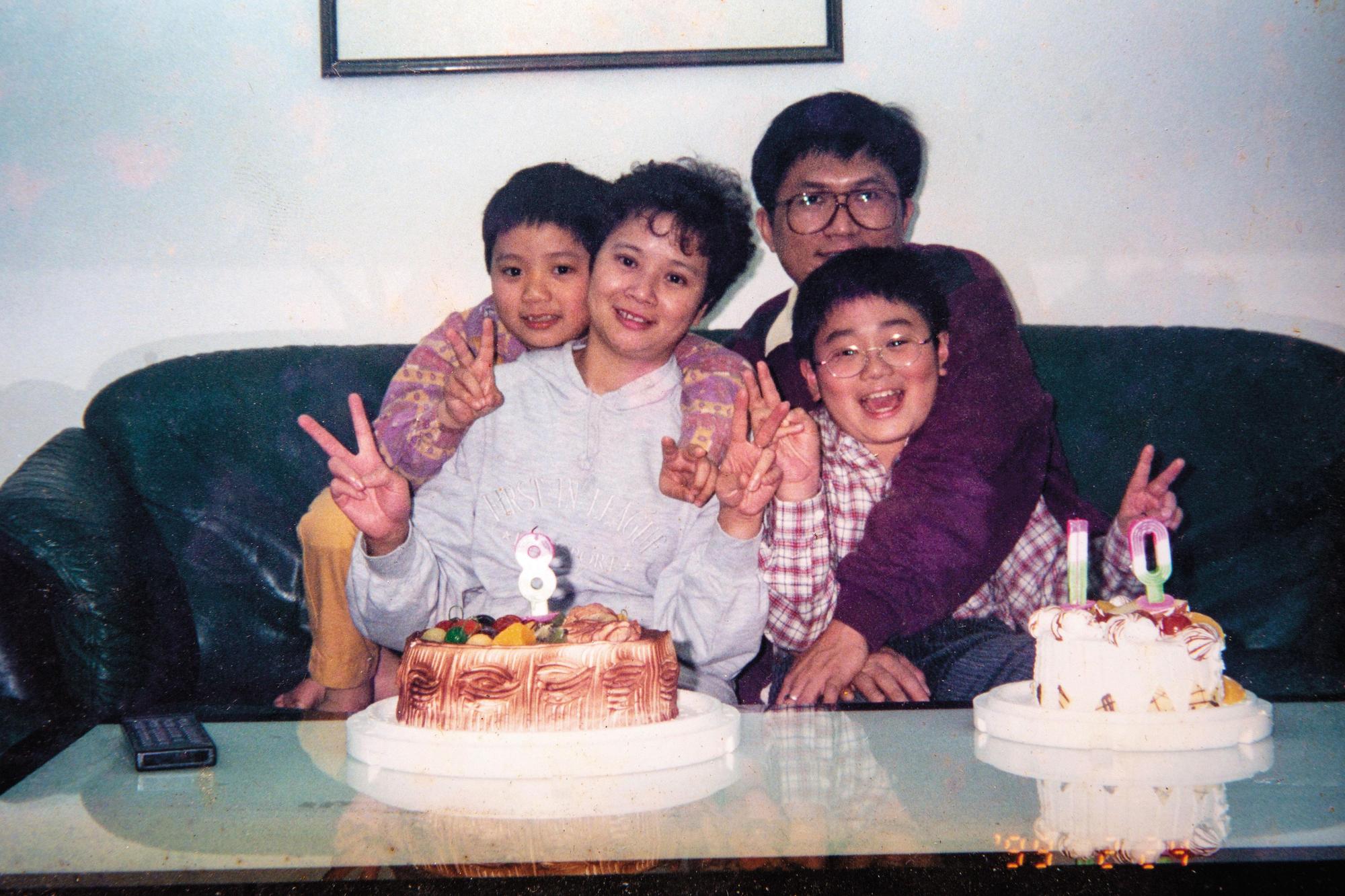 江文明（右後）一家人為小兒子江蘊生（左後）慶祝8歲生日。（江文明提供）