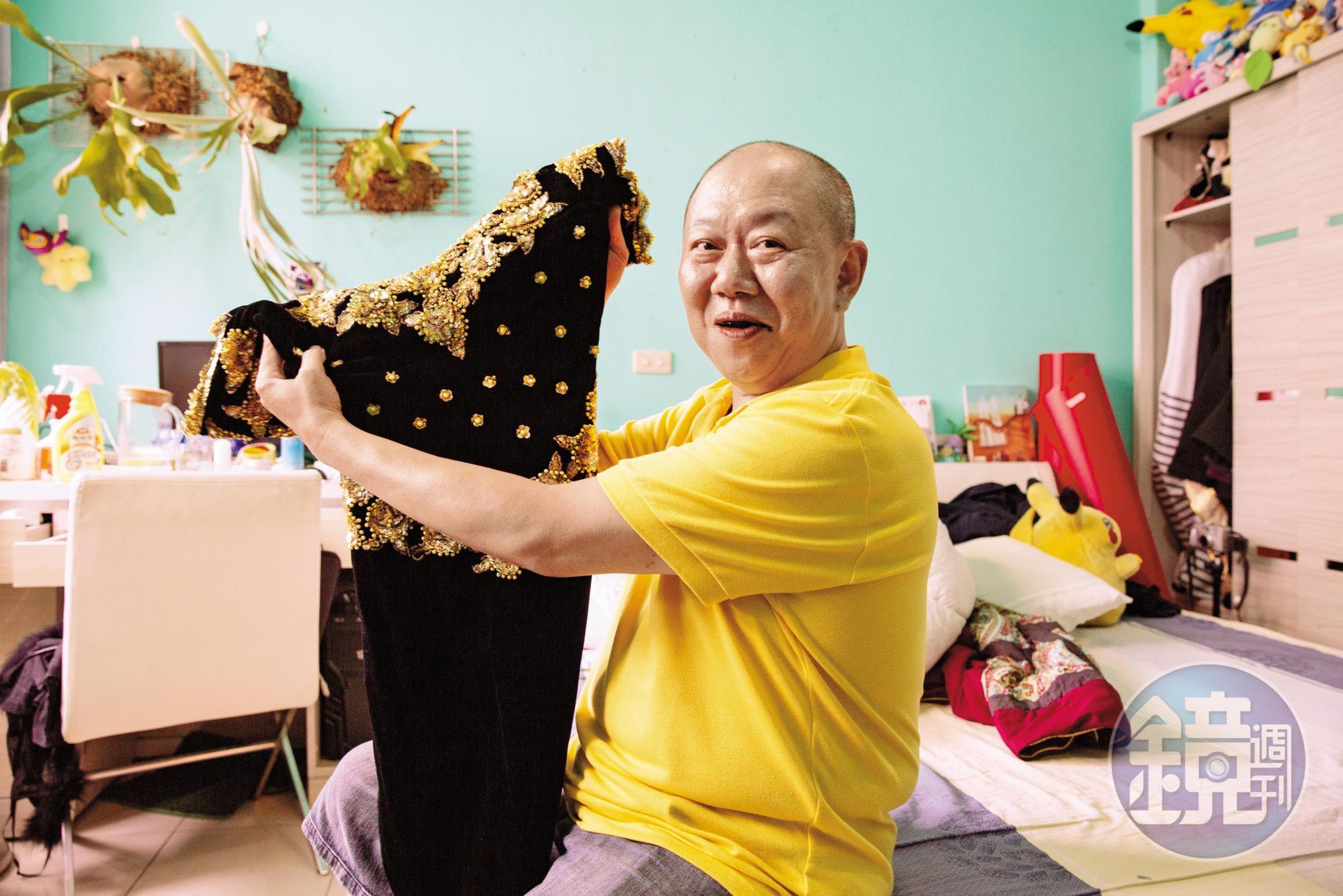 張瑞賓嘴上愛嫌棄兒子扮女裝，但心裡已經接受，還會虧他：「最近很久沒作品吼？」