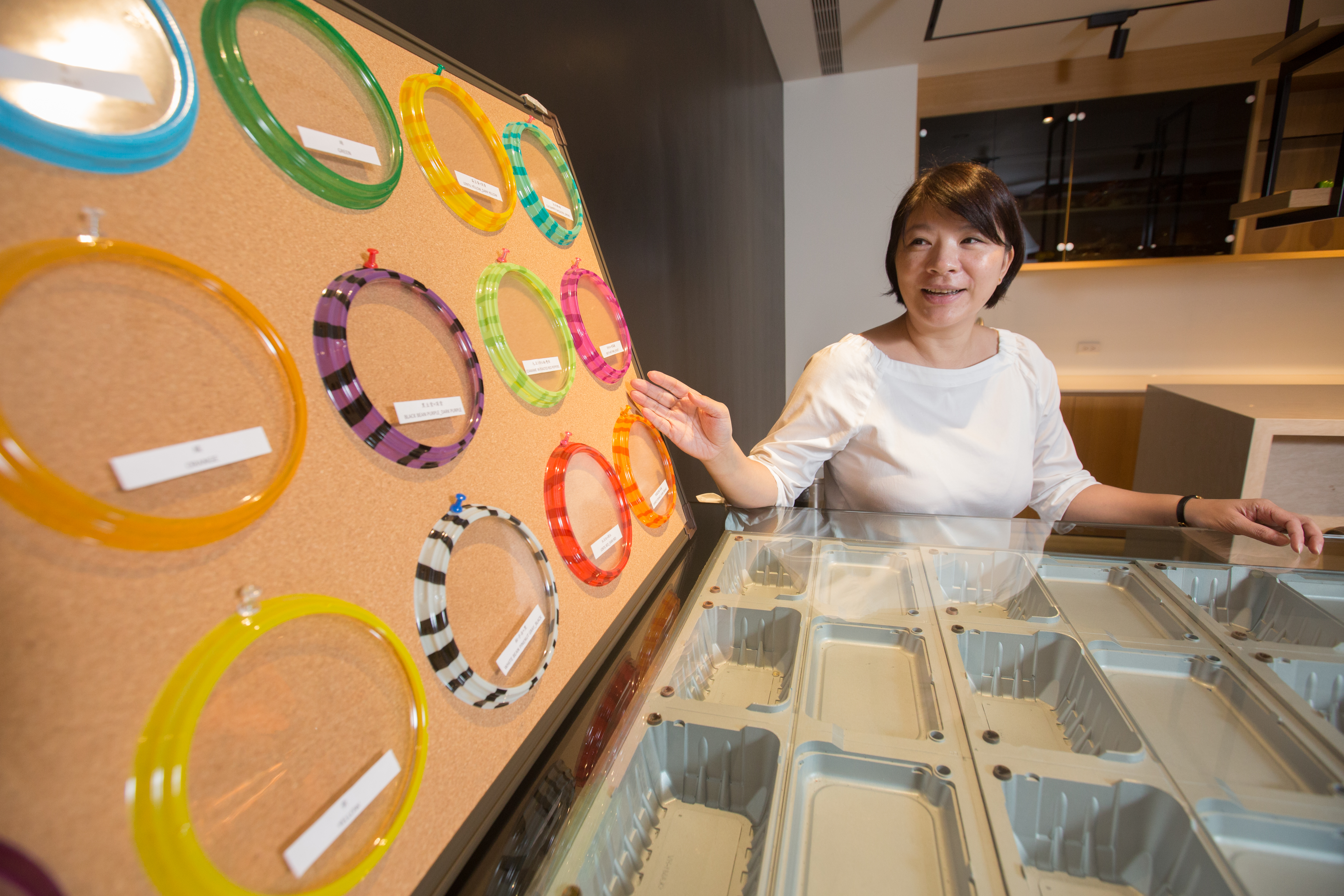 陳郁卉求好心切，金元福展示間由她一手規劃，圖為金元福可客製化顏色、花紋的盒蓋。