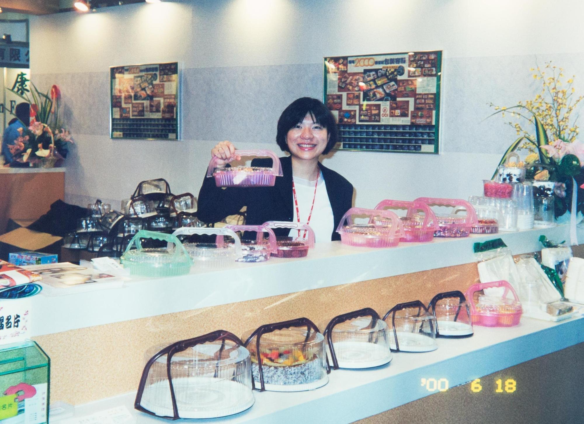 陳郁卉第一年進公司，帶著父親設計的提把蛋糕盒赴世貿參展。（金元福提供）