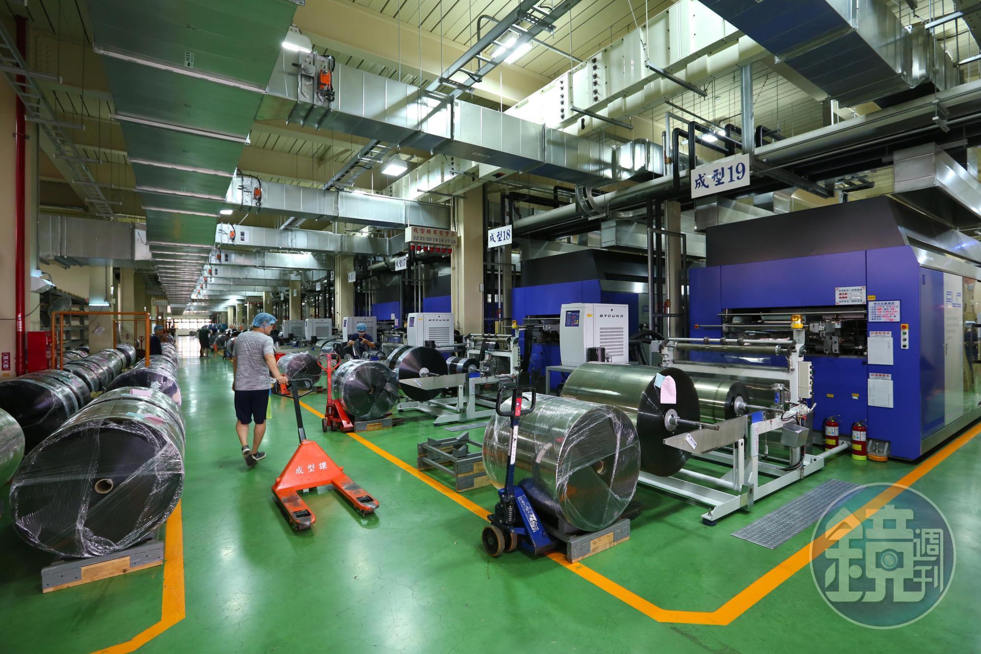 陳郁卉主導工廠生產後,加倍投資日本、德國機器設備。