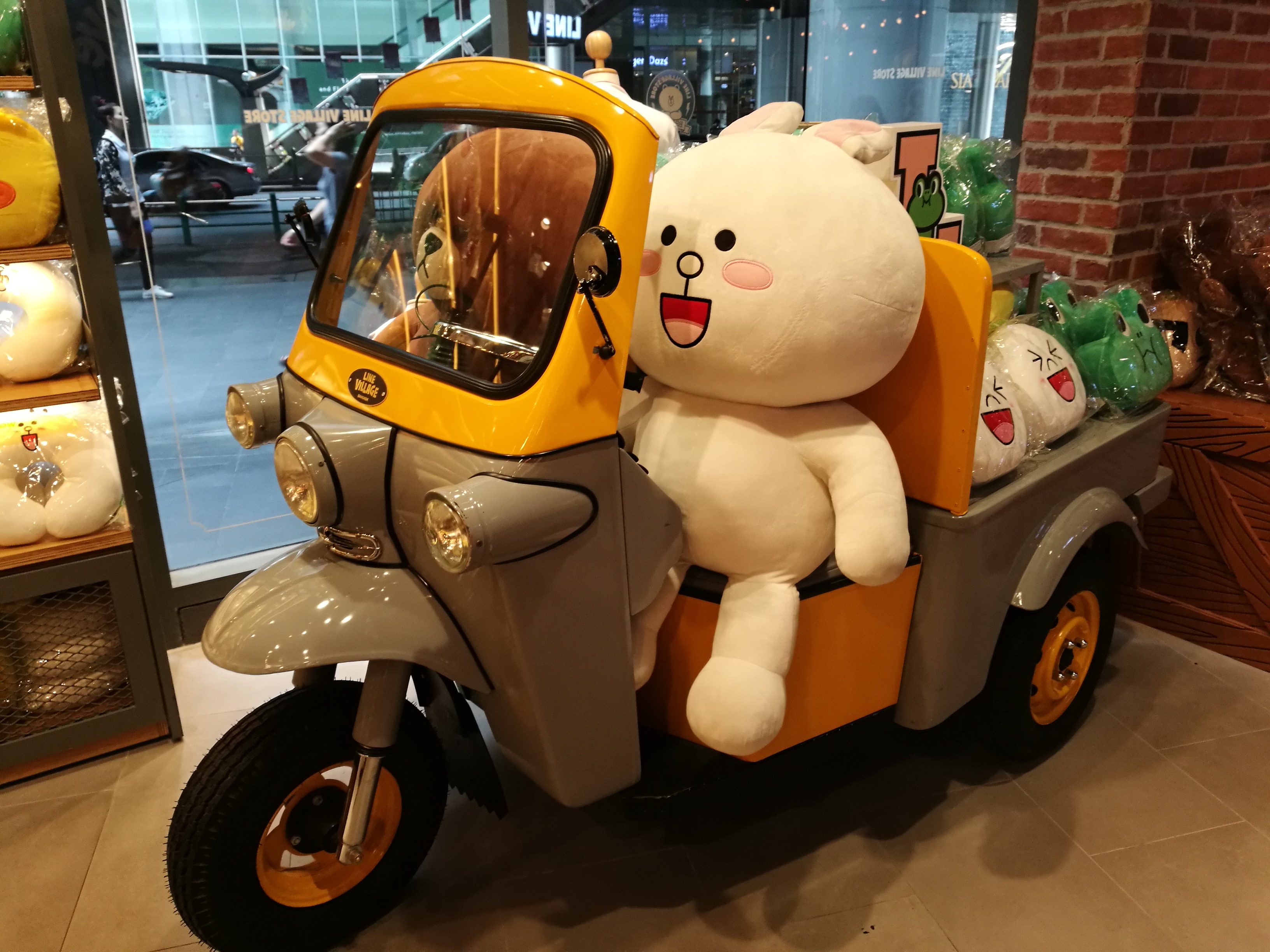 全球首家曼谷LINE VILLAGE樂園，少不了泰國特色嘟嘟車。