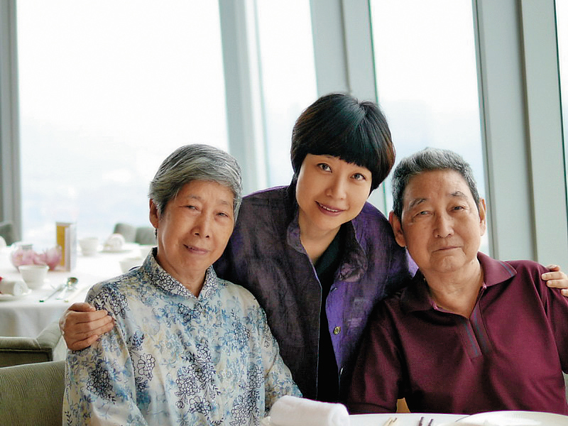 張曼娟（中）和父母感情深厚，近60歲未曾離開父母獨自生活，連去香港工作教書也把父母帶著。（張曼娟提供）