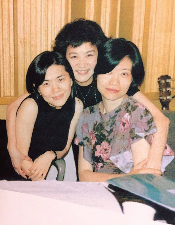 2001年,張曼娟(右)進豐華唱片,幫張清芳寫歌詞,她與張清芳(左)和老闆娘張小燕(中)合影。(翻攝張曼娟臉書)