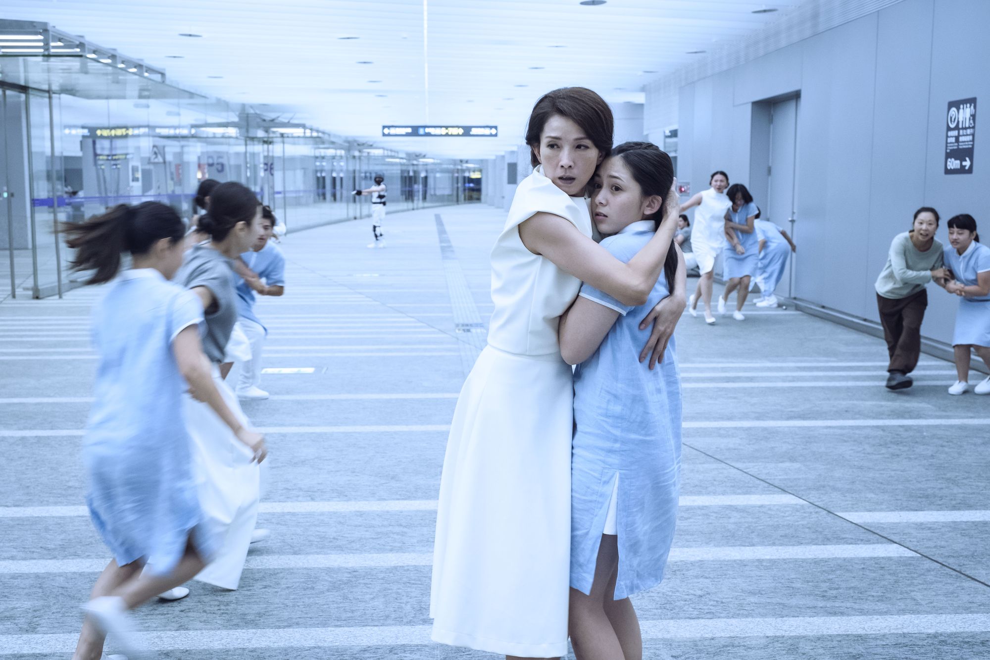 葉全真與戲中女兒吳兆絃的戲，借到桃園機場捷運拍攝大場面。（公視提供）