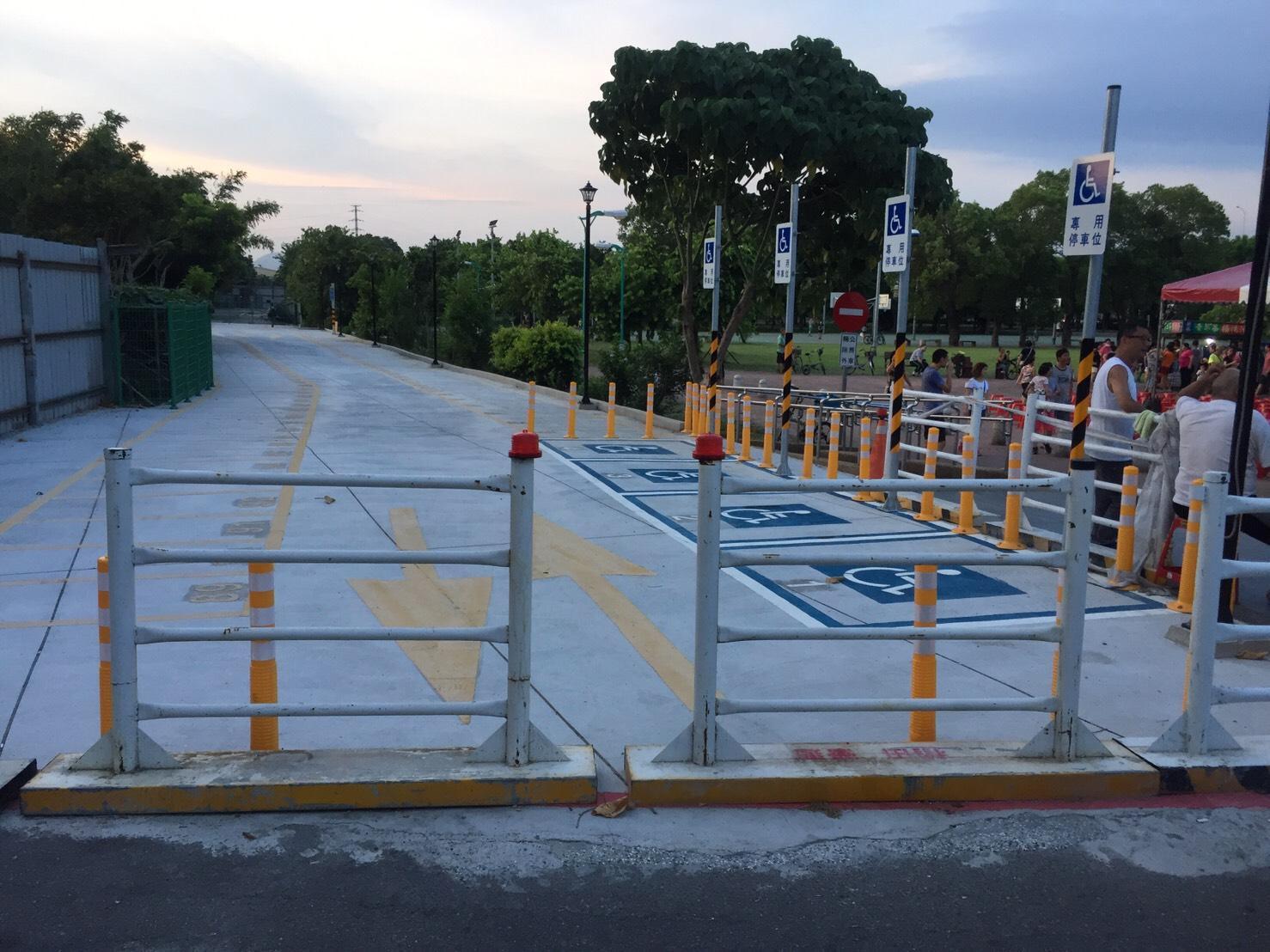 長期遭到私人占用的板橋區浮洲運動公園土地，現已改為機車停車場。（翻攝畫面）