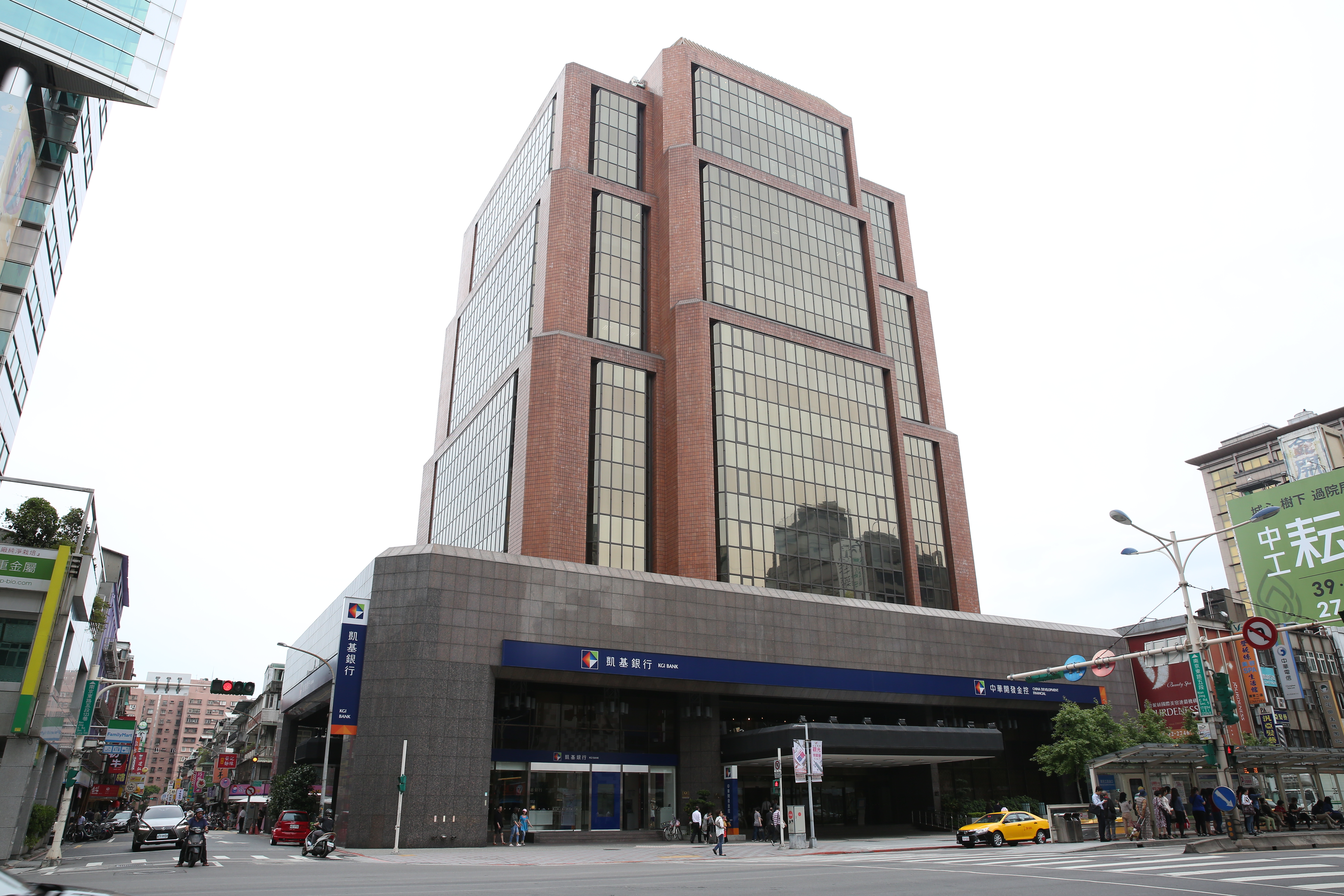 中華開發資產管理公司總經理劉宗雄於今（3）日下午2點墜樓身亡。