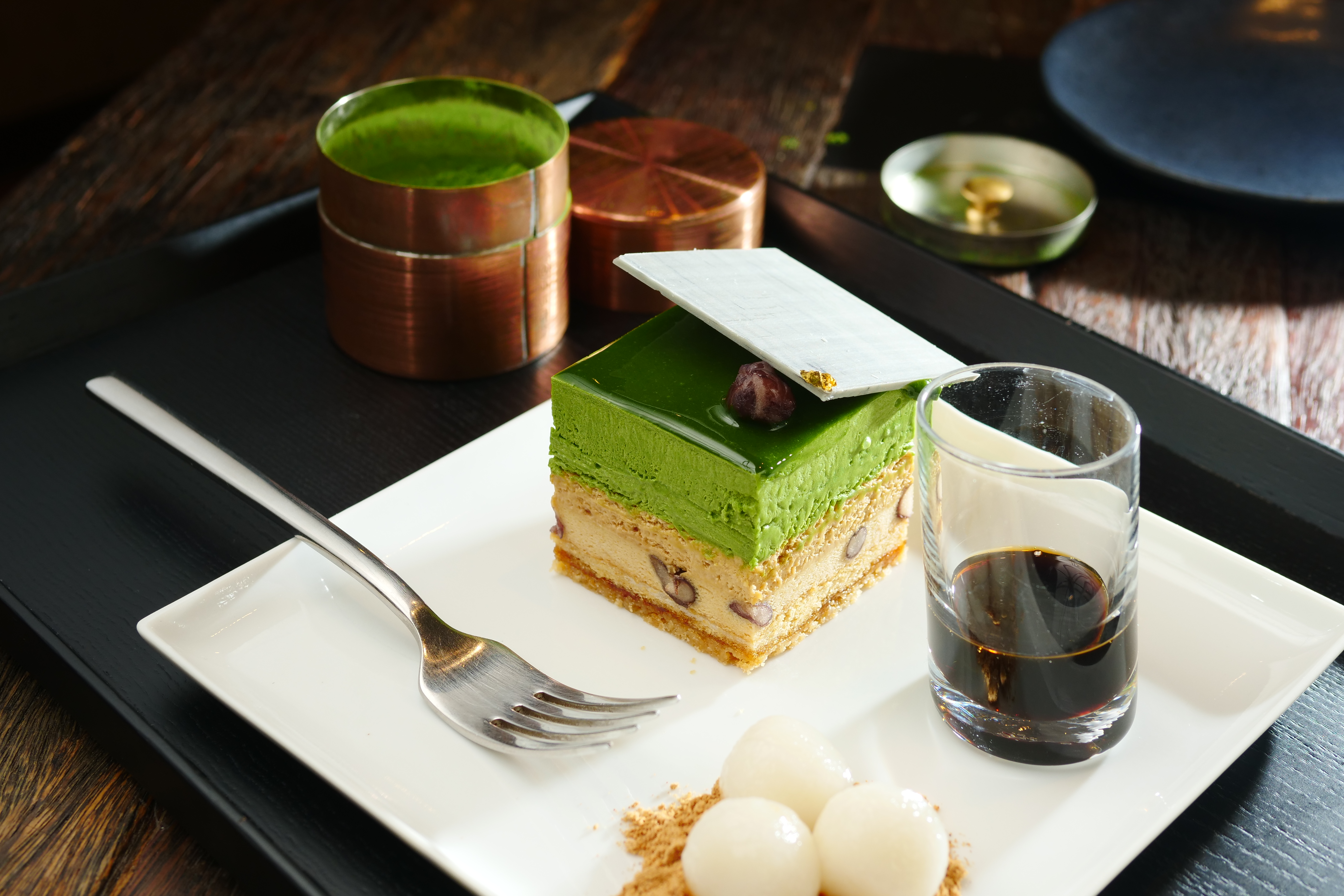 「二年坂抹茶慕斯」由抹茶慕斯、白巧克力、黃豆粉、黑糖酥餅疊砌而成，滋味豐饒。（280元／份，忠孝店限定）