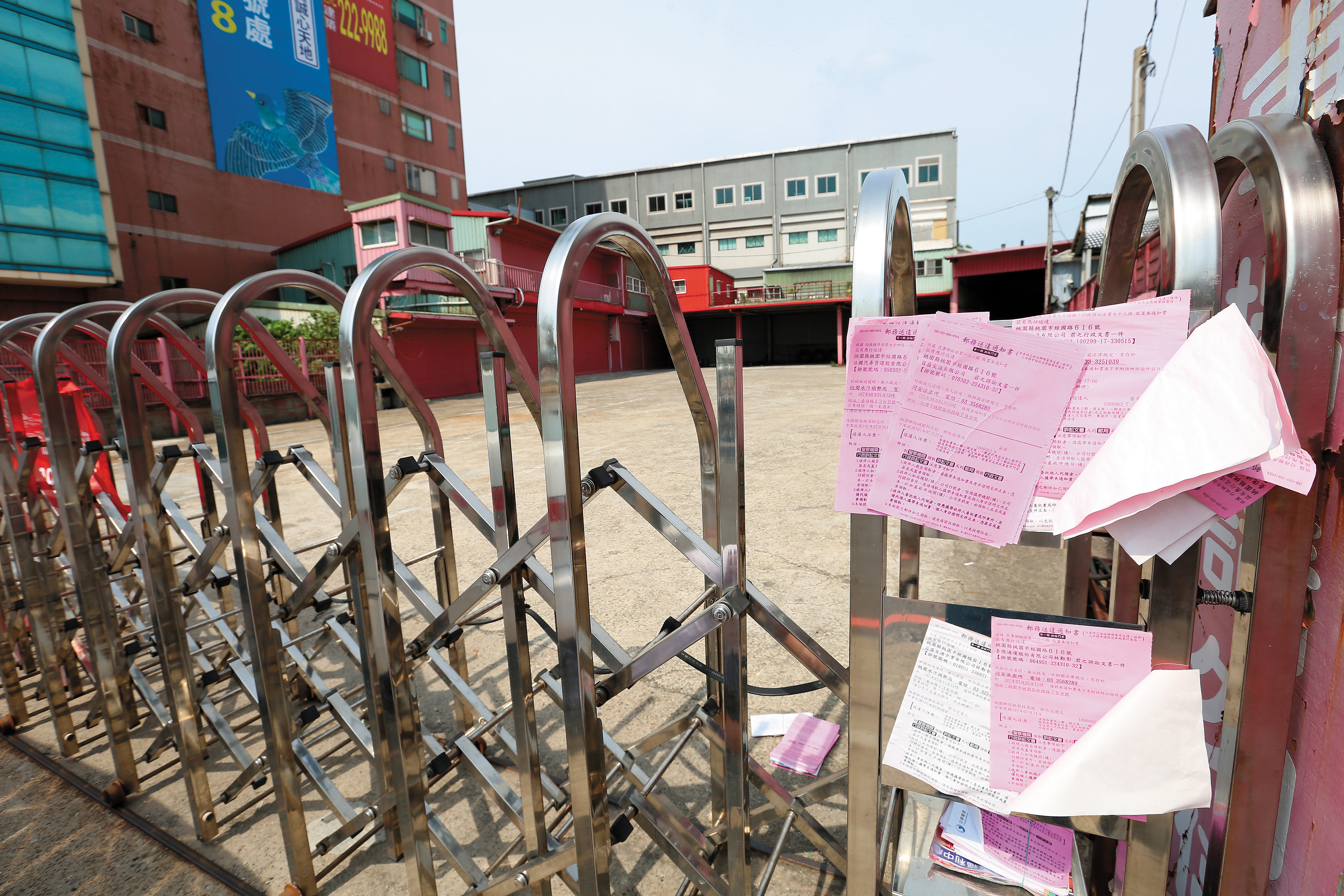 台億老闆黃文明涉詐欺捲款，公司在一夜之間人去樓空，門口還貼滿郵局的郵務送達通知書。