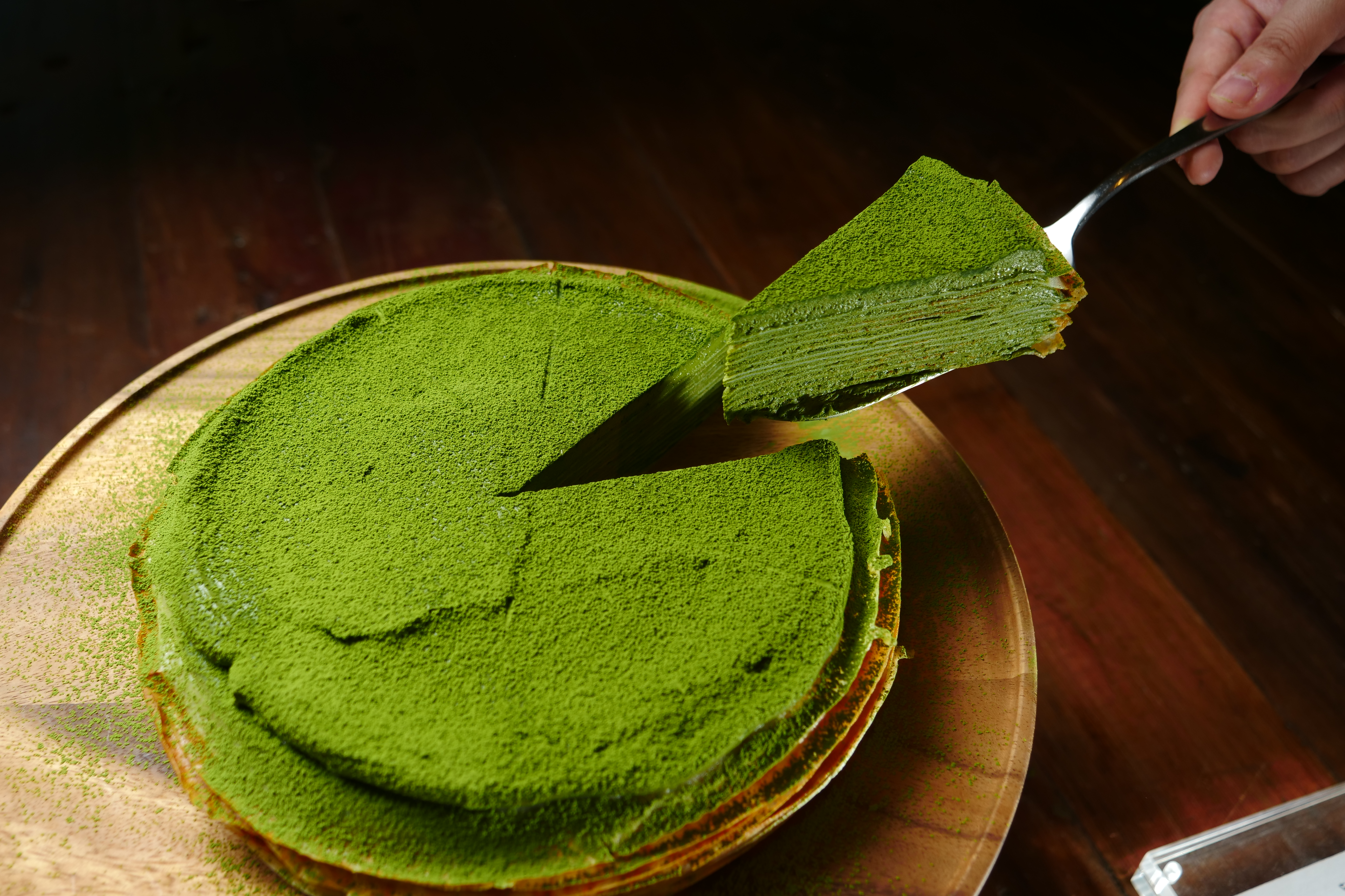 「抹茶千層蛋糕」的輕薄蛋皮夾入抹茶卡士達醬，入口香氣湧現。（160元／片）