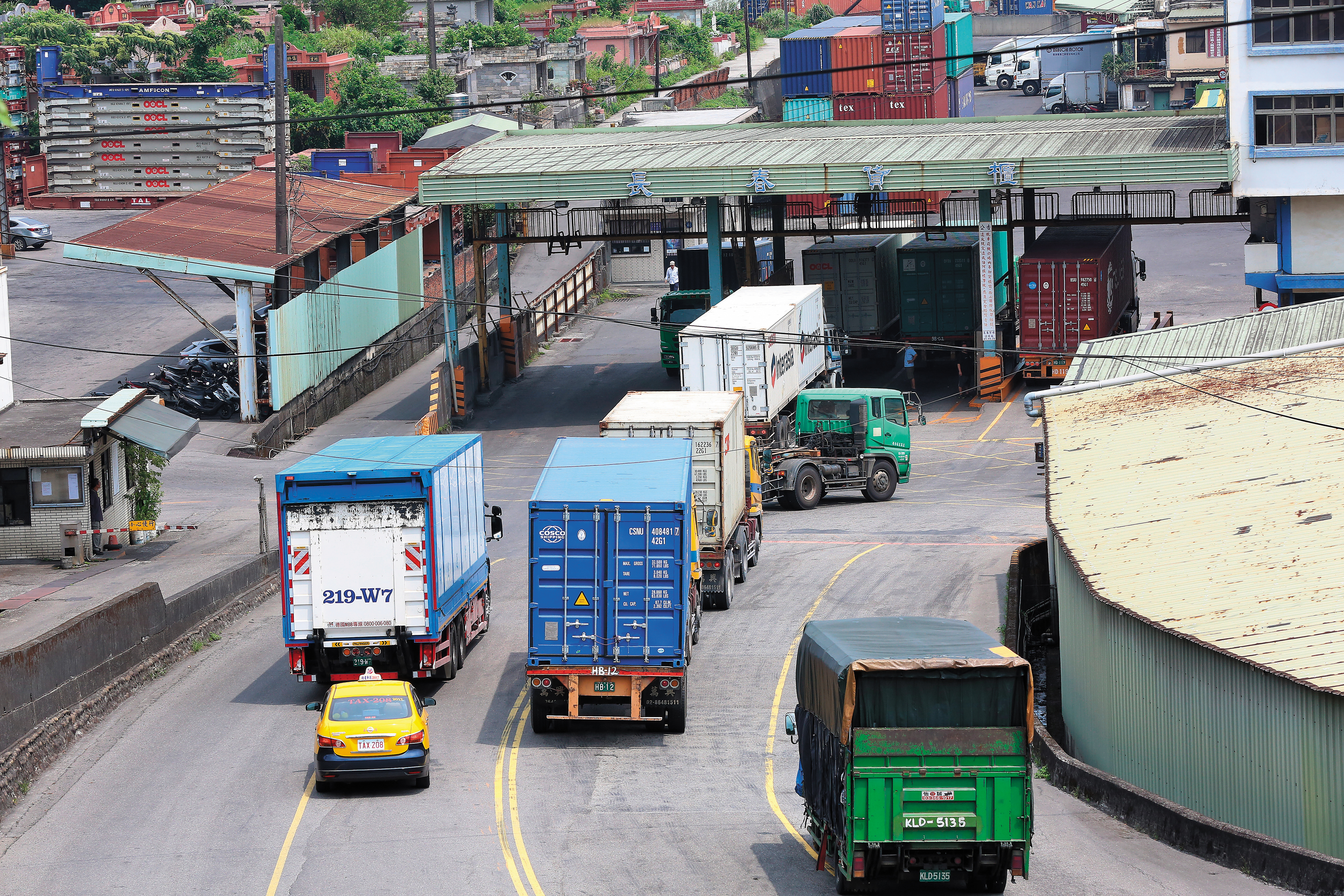 上百名運將生財貨車遭台億公司違法詐貸，導致貨車被扣走。圖為示意圖。