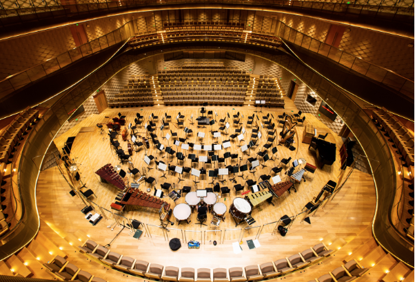 從三樓往下俯瞰音樂廳內部，是蘇州交響樂團公關宣傳主管蔣文龍最喜歡的視角。