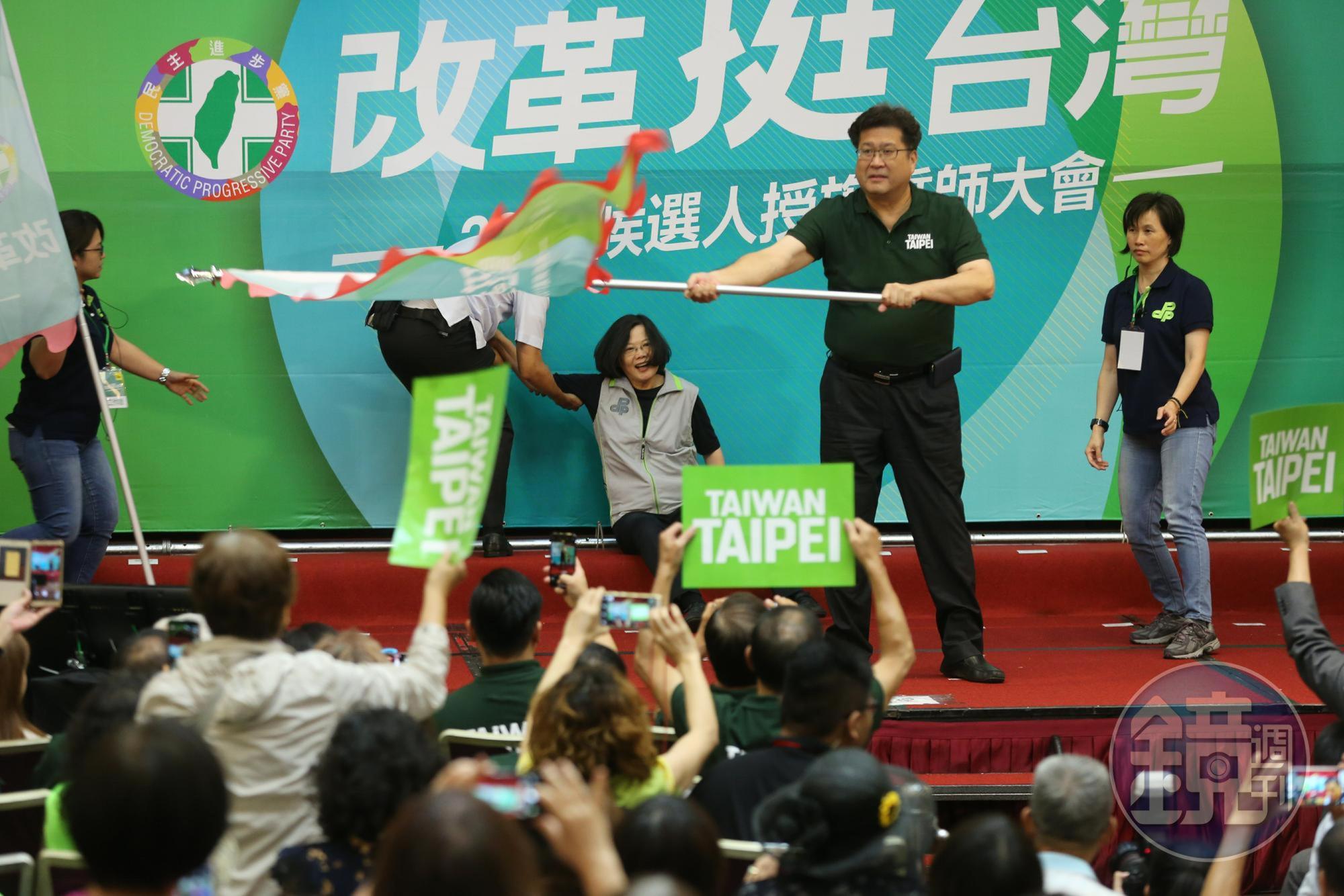 民進黨主席蔡英文晚間出席北市候選人授旗誓師大會，授旗給現任市議員林世宗後，她不小心被身後階梯絆倒。