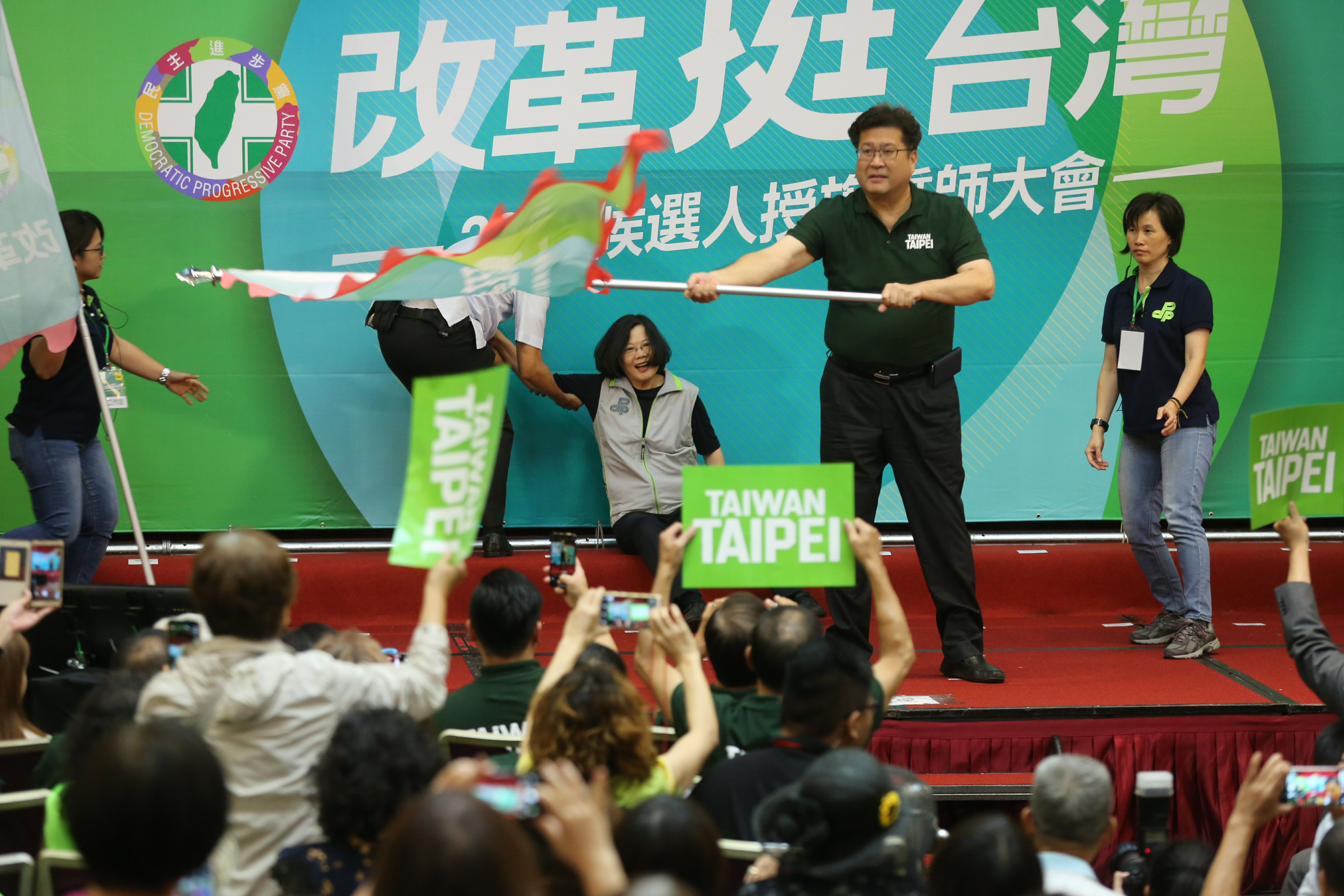 民進黨主席蔡英文晚間出席北市候選人授旗誓師大會，授旗給現任市議員林世宗後，她不小心被身後階梯絆倒。