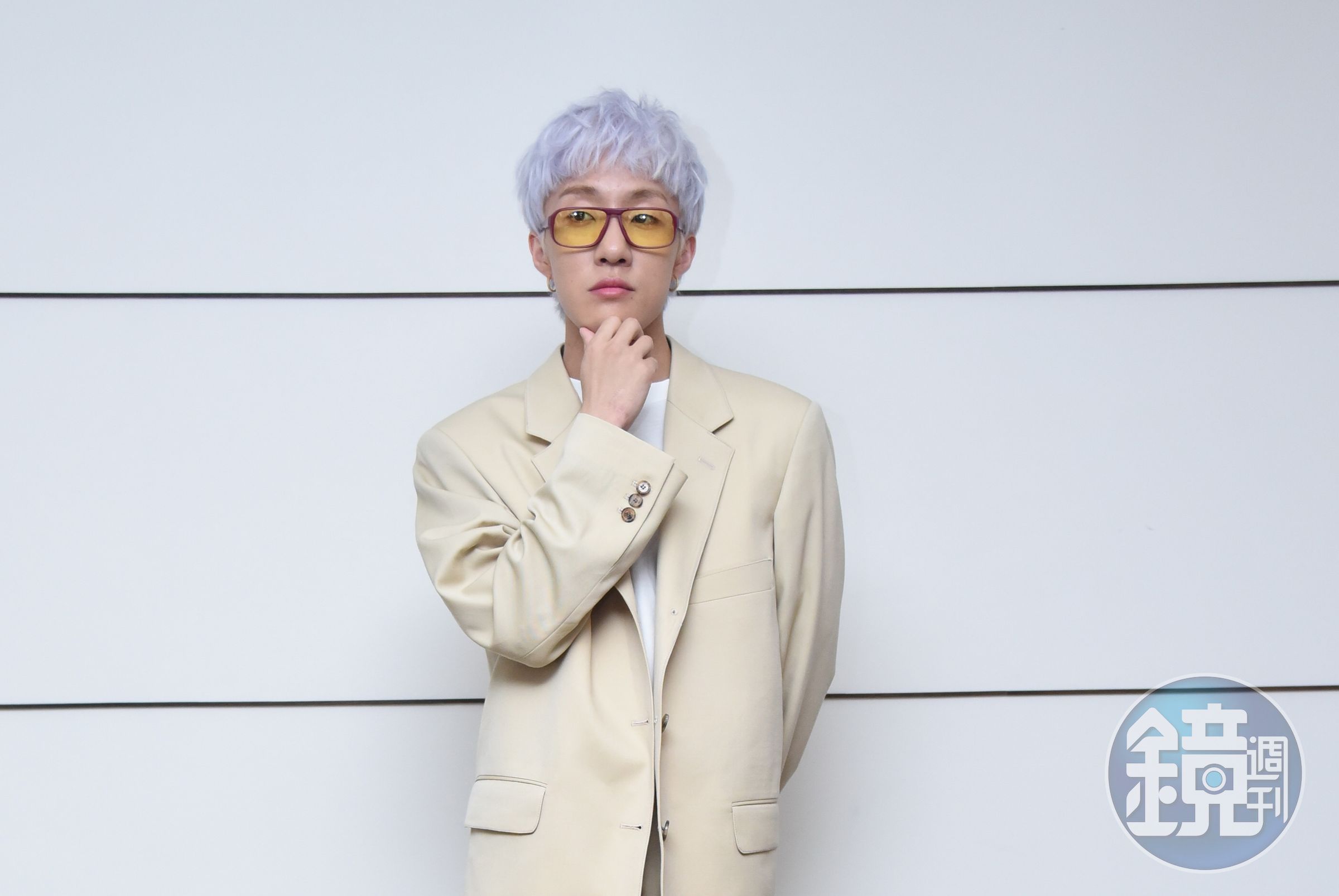 拋開墨鏡的Zion.T，覺得世界不再孤獨，總算不像是在對著牆壁講話了。（寬宏藝術提供）