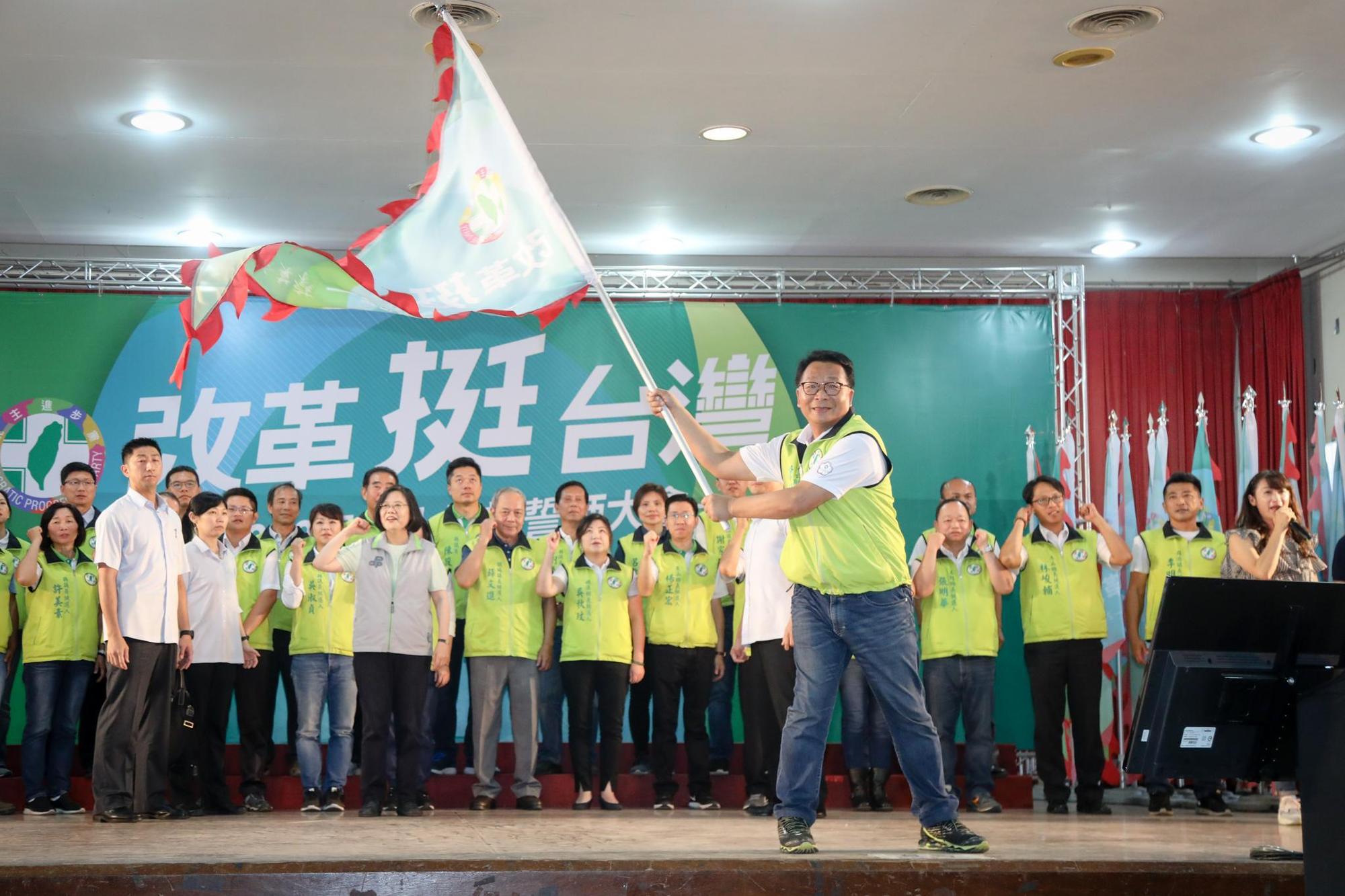 蔡英文今授旗時，身旁隨扈增加為4人，比昨天多4倍。（民進黨提供）