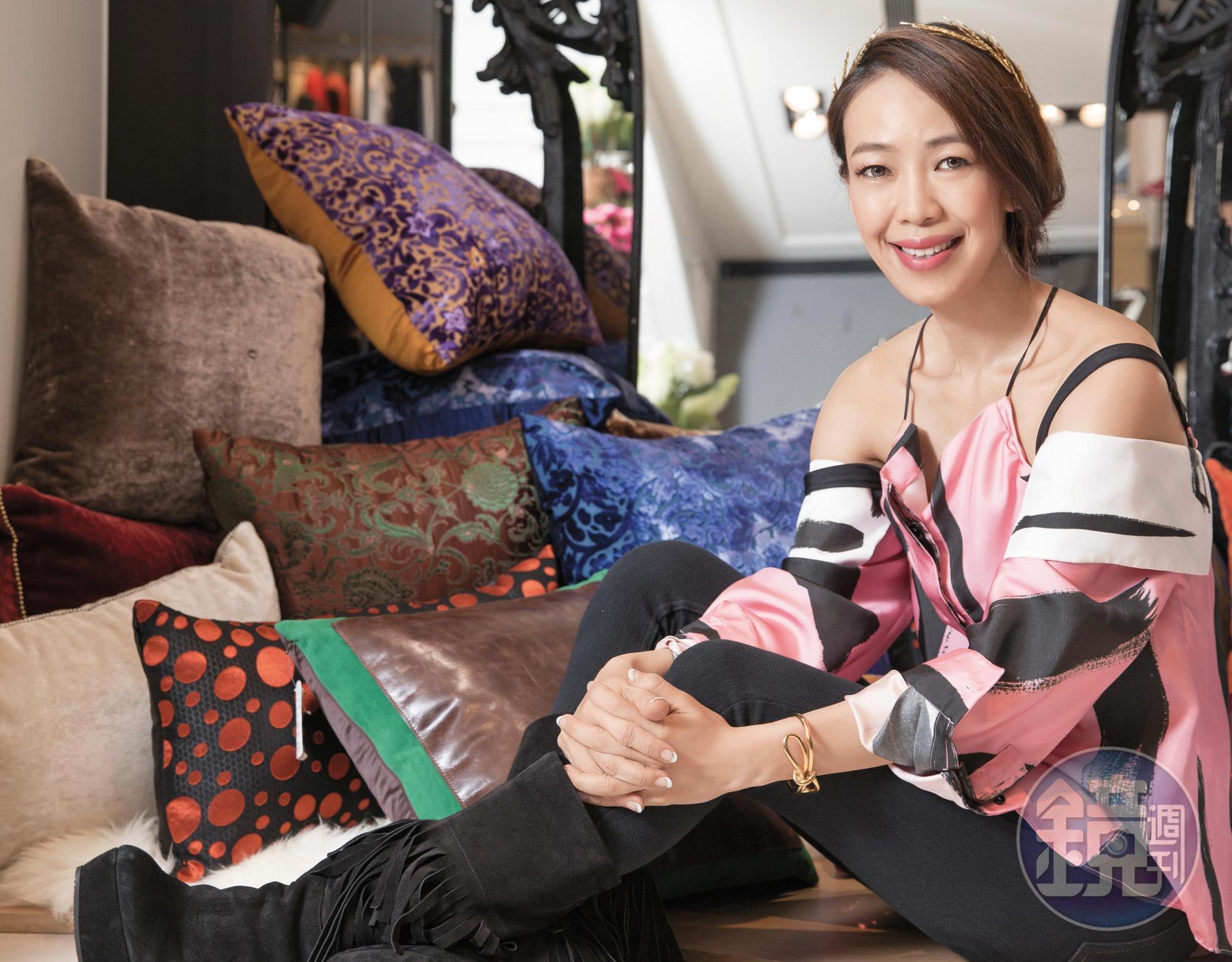 CHRISTOPHER ESBER絲質落肩上衣。NT$23,900 TOPSHOP黑色長褲。約NT$1,200 Casadei流蘇長靴。約NT$20,000