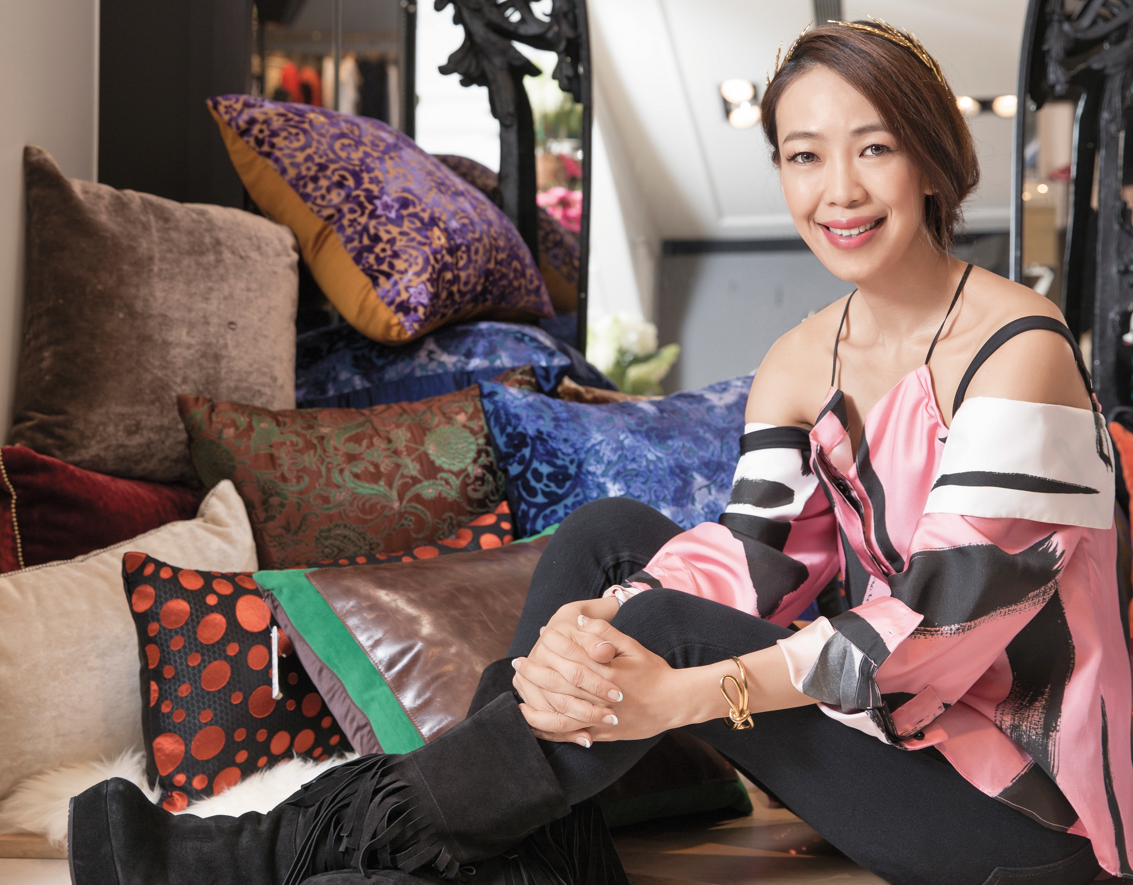 CHRISTOPHER ESBER絲質落肩上衣。NT$23,900 TOPSHOP黑色長褲。約NT$1,200 Casadei流蘇長靴。約NT$20,000